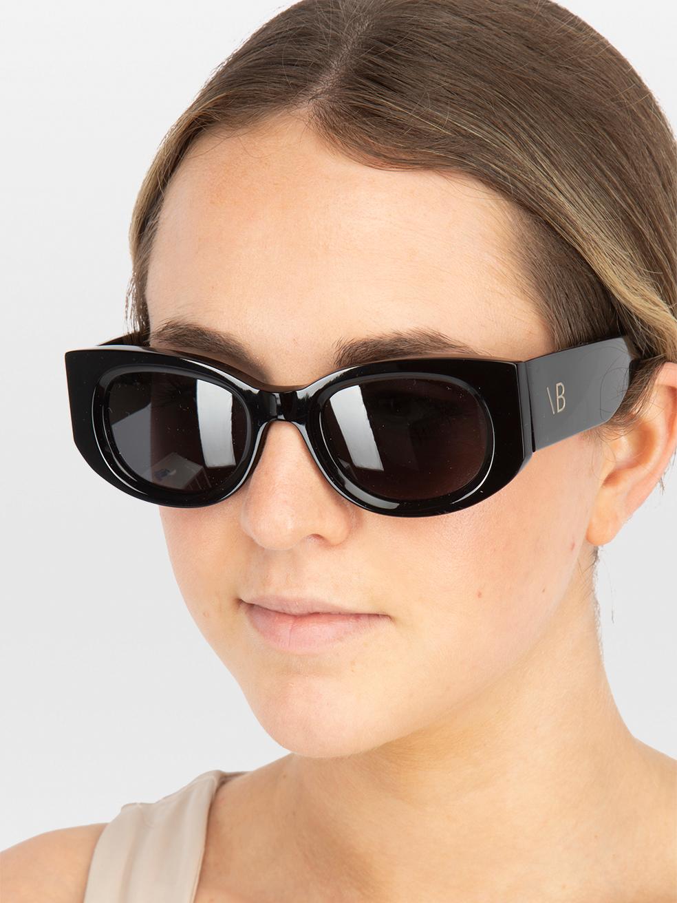 CONDITION is New with tags. No visible wear to sunglasses is evident on this new Victoria Beckham designer resale item. This item comes with original packaging.
 

 
 Details
 
 
 Model: VB654S 001
 
 Black
 
 Acetate
 
 Oval sunglasses
 
 Grey