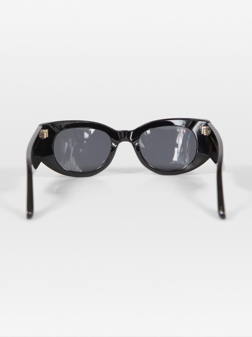 Women's Victoria Beckham Black Oval Tinted Logo Sunglasses For Sale