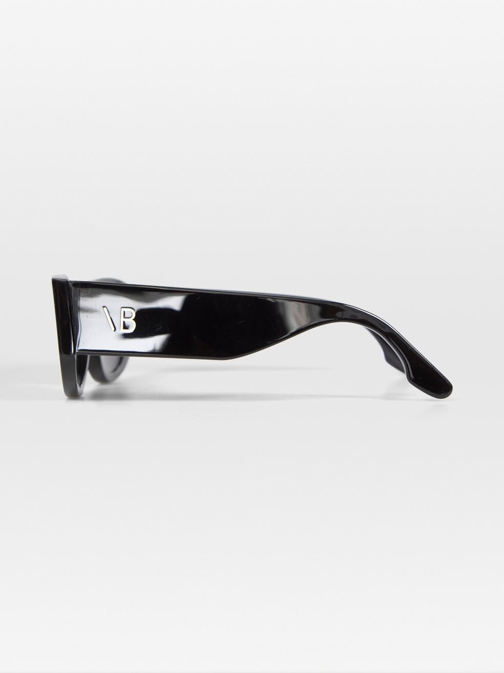 Victoria Beckham Black Oval Tinted Logo Sunglasses For Sale 1