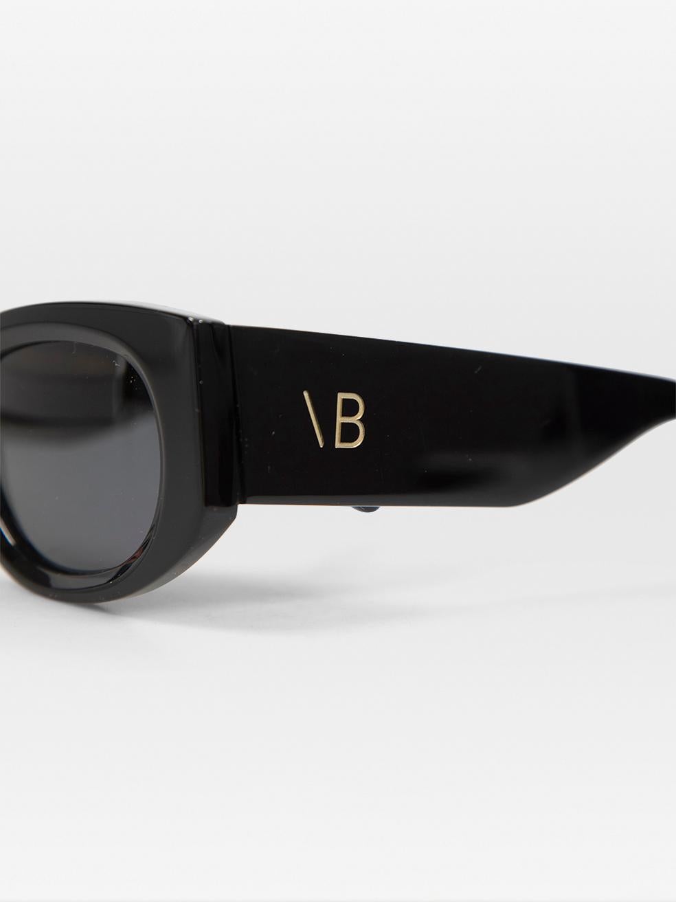 Victoria Beckham Black Oval Tinted Logo Sunglasses For Sale 4