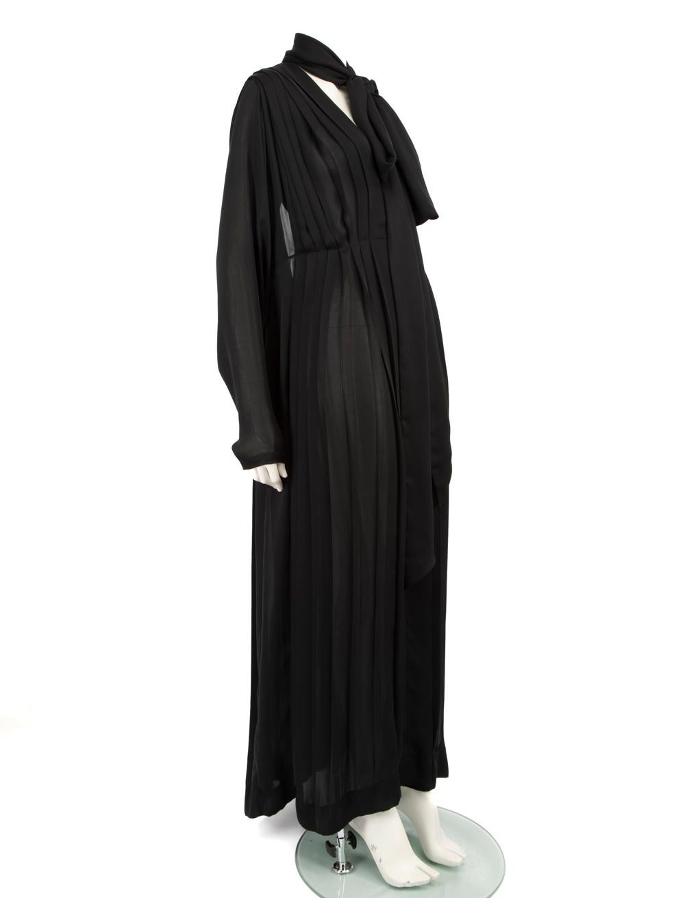 CONDIZIONE: molto buona. L'usura minima del vestito è evidente. La parte posteriore del vestito presenta un'area di filettatura che si sta staccando su questo articolo usato di rivendita di Victoria Beckham. Manca l'etichetta delle taglie e della