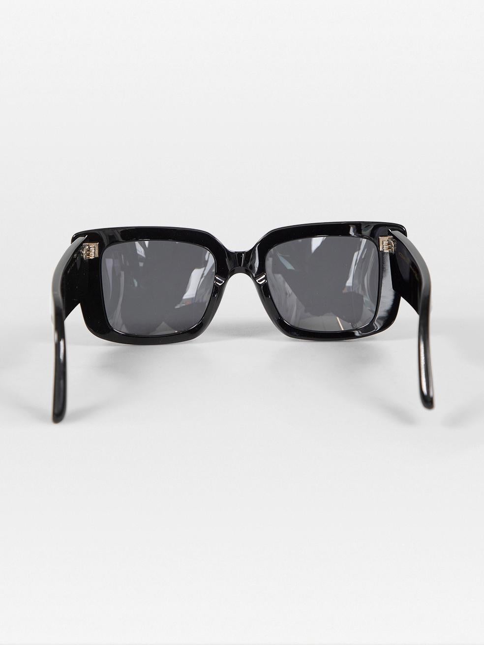 Women's Victoria Beckham Black Rectangle Tinted Logo Sunglasses For Sale