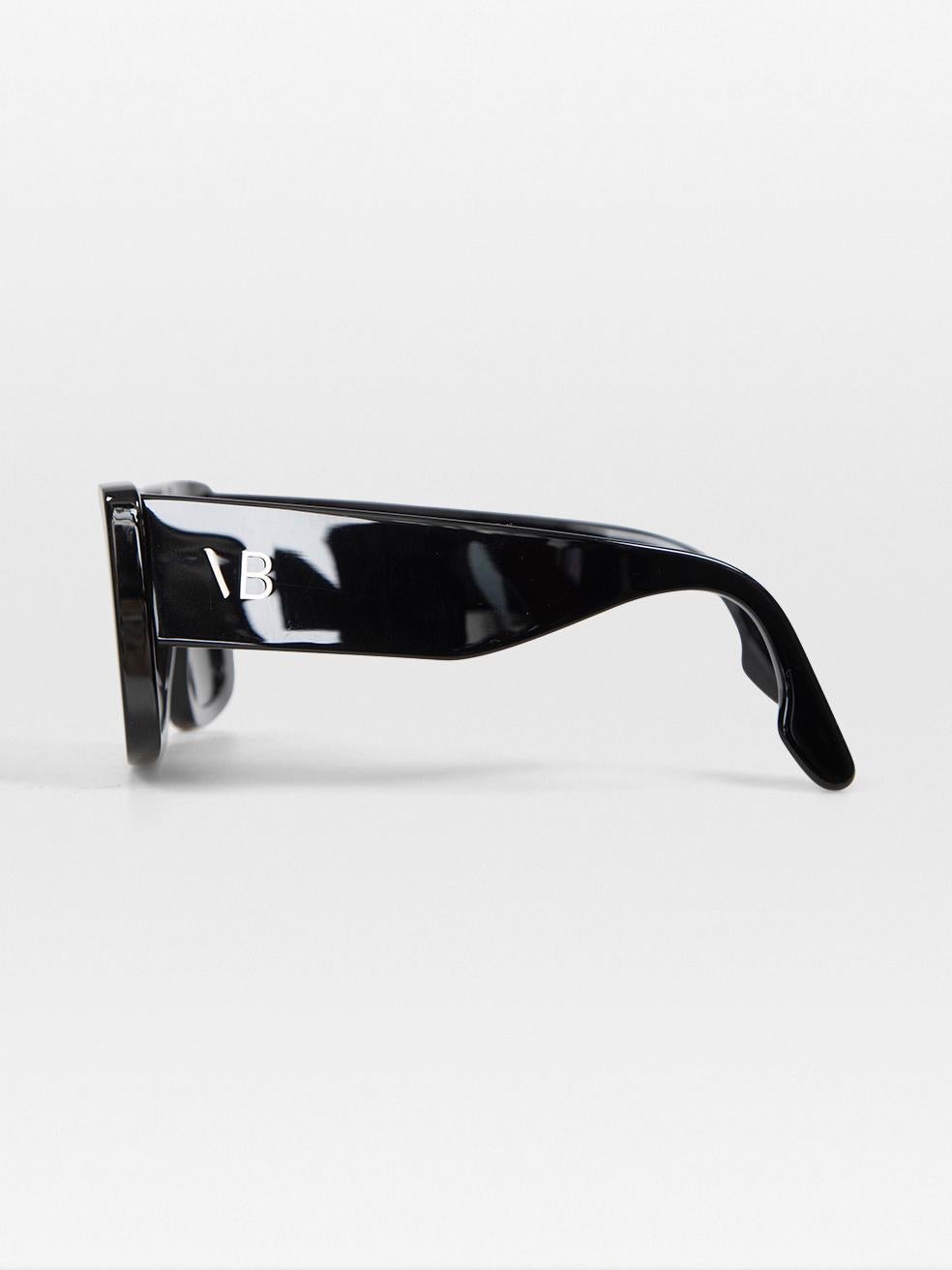 Victoria Beckham Black Rectangle Tinted Logo Sunglasses For Sale 1