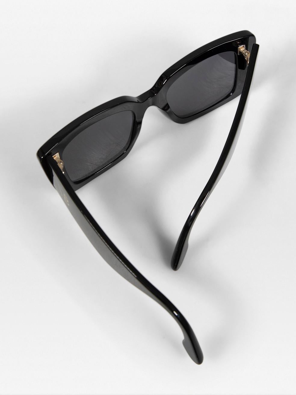 Victoria Beckham Black Rectangle Tinted Logo Sunglasses For Sale 3