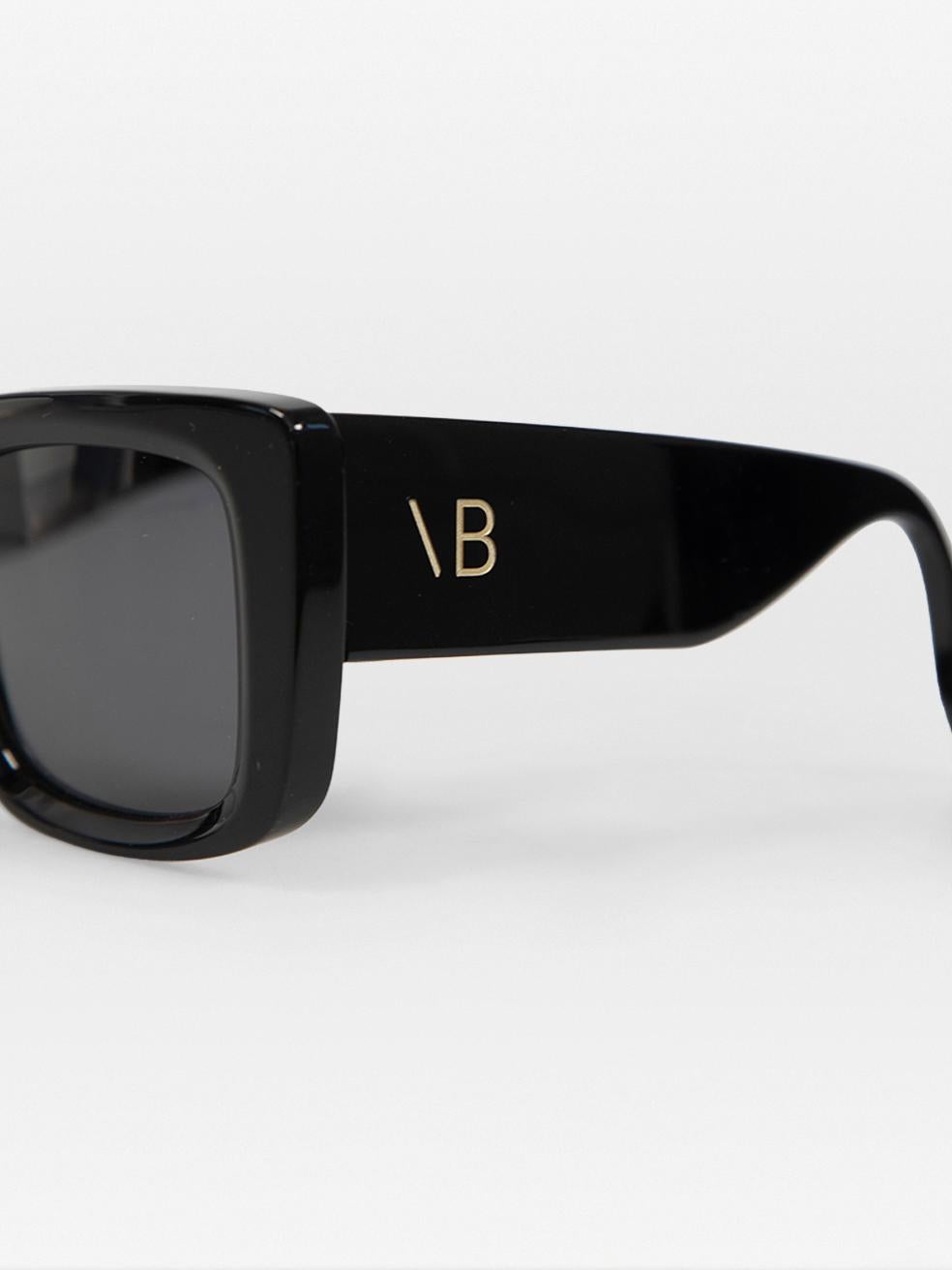 Victoria Beckham Black Rectangle Tinted Logo Sunglasses For Sale 4