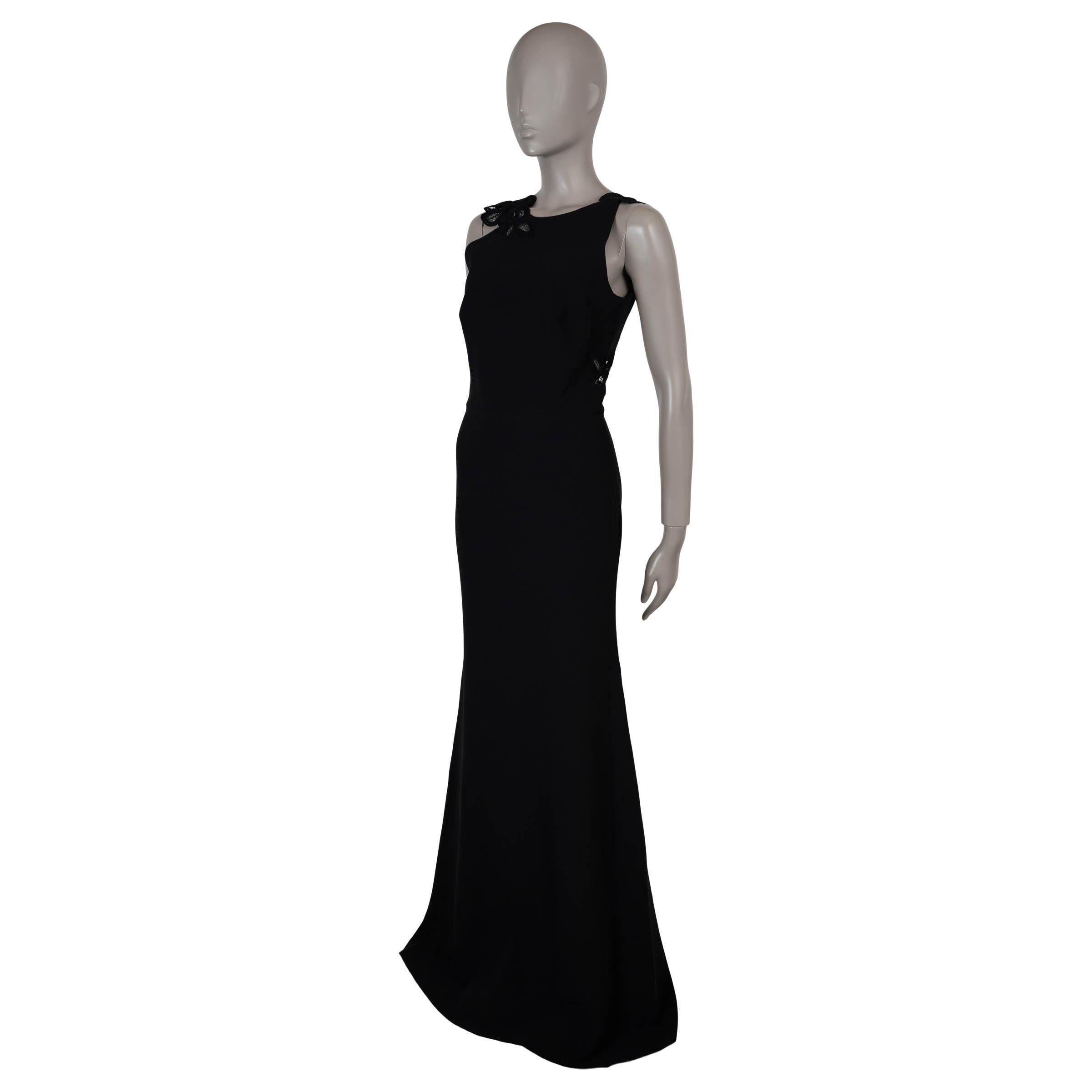 Cette robe de soirée Victoria Beckham 100% authentique en double crêpe noir de soie (50%) et de laine (50%) incarne la sophistication élégante. Conçue avec une silhouette maxi ajustée et sans manches, elle est rehaussée d'un détail de dentelle