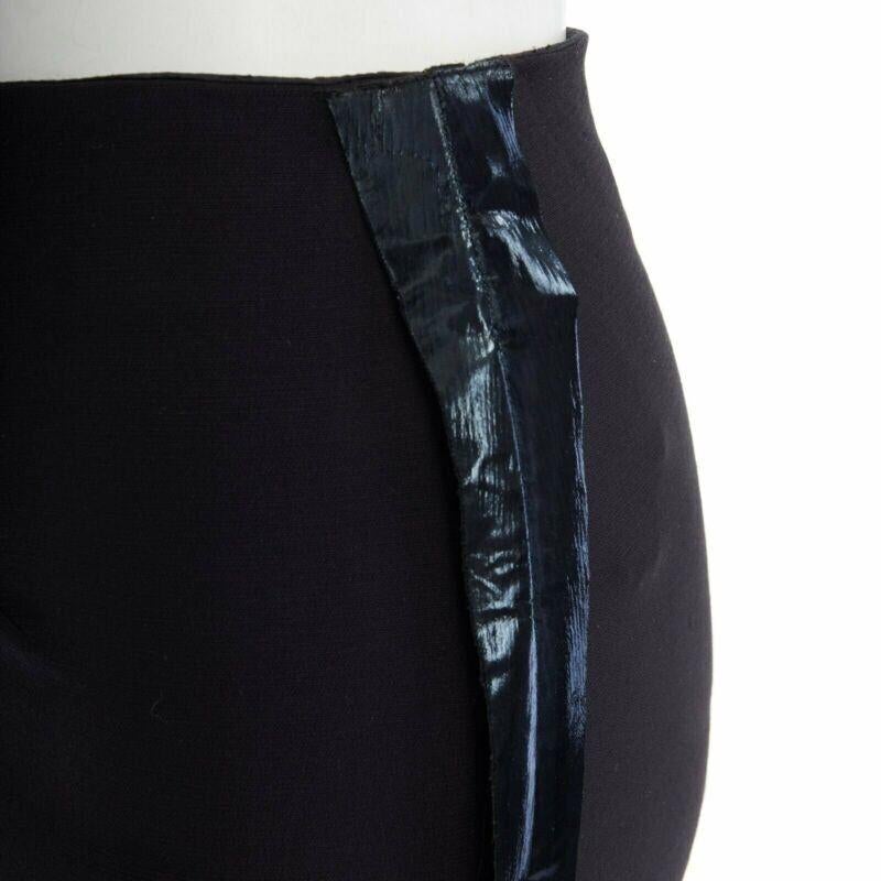 VICTORIA BECKHAM Schwarzer Seiden-Woll-Lacquared-Stoff an der Seite des Bleistiftrocks 25
