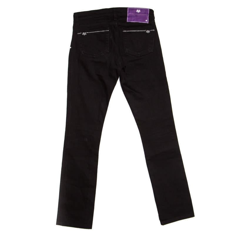 Victoria Beckhams tasteful designs make them a superlative choice when looking for stylish ensembles. These denim jeans flaunting a black hue have a slim fitting silhouette. Featuring a classic finish these will be your next favorite casual piece.