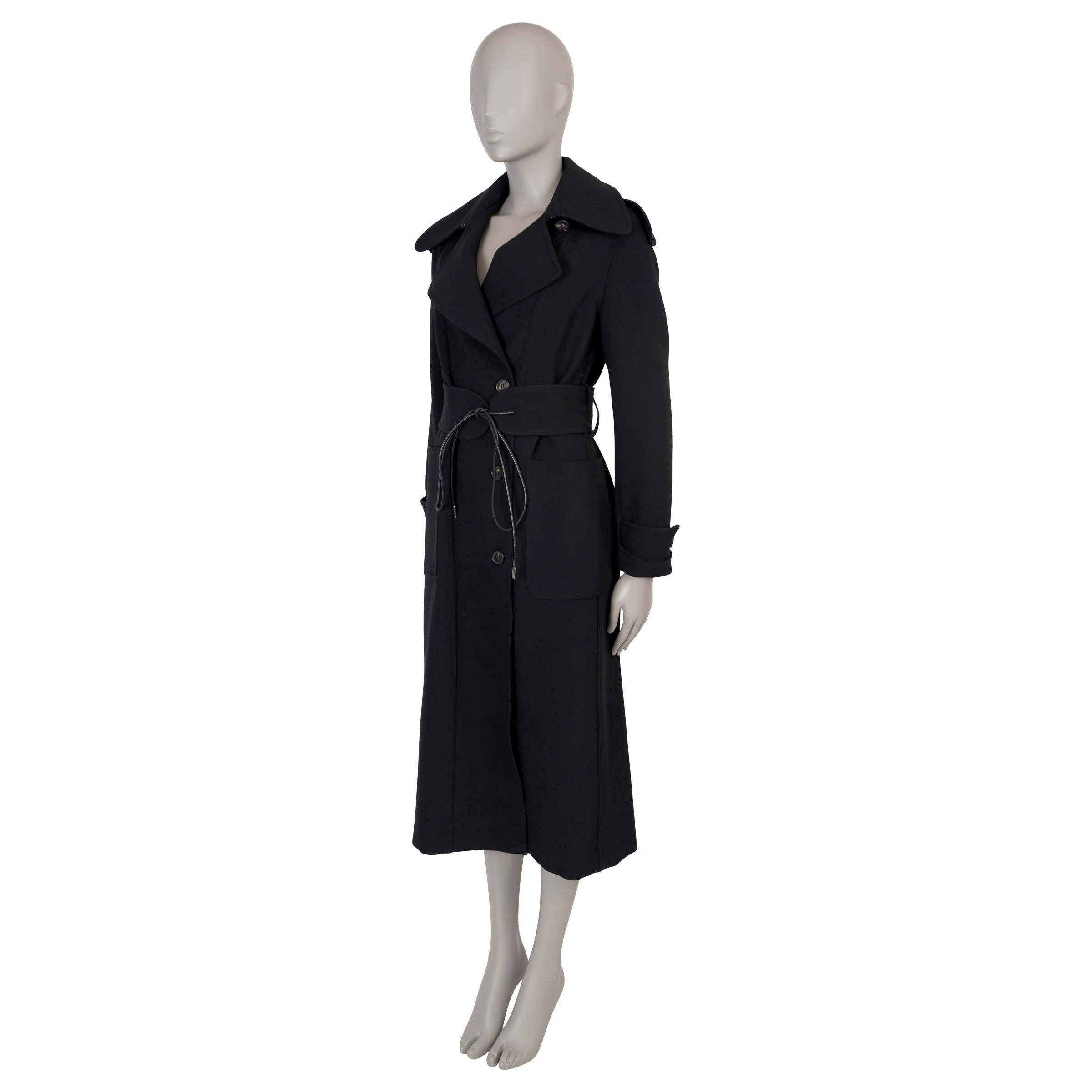 Questo trench nero di Victoria Beckham, autentico al 100%, combina un'estetica moderna con i classici dettagli di un trench, realizzato in una miscela di poliestere (45%), lana (36%), poliammide (16%) ed elastan (4%). Presenta una silhouette