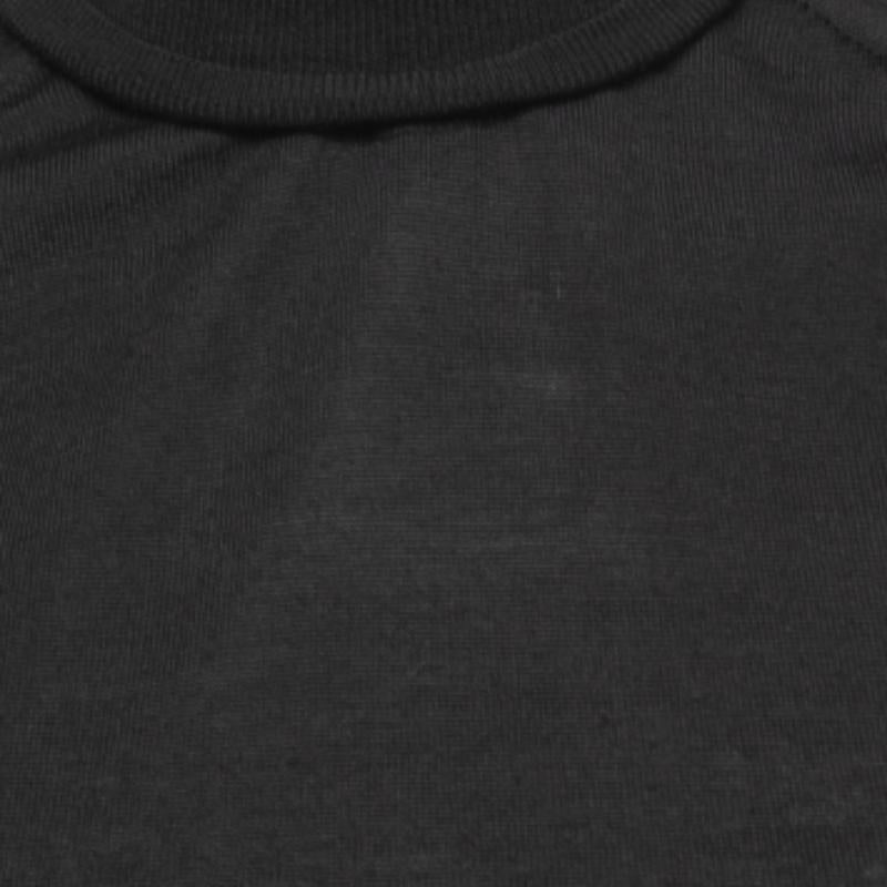 Dieses Designertop bietet Stil und Komfort. Die Kreation wurde aus den besten Stoffen geschneidert und mit vielen Details versehen. Kombinieren Sie es mit einem Rock und Absätzen.