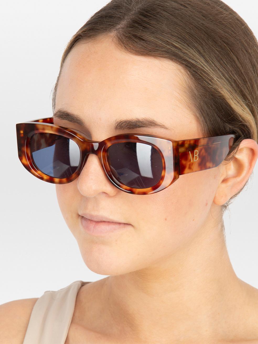 CONDITION is New with tags. No visible wear to sunglasses is evident on this new Victoria Beckham designer resale item. This item comes with original packaging.
 

 
 Details
 
 
 Model: VB654S 222
 
 Blonde Havana
 
 Acetate
 
 Oval sunglasses
 

