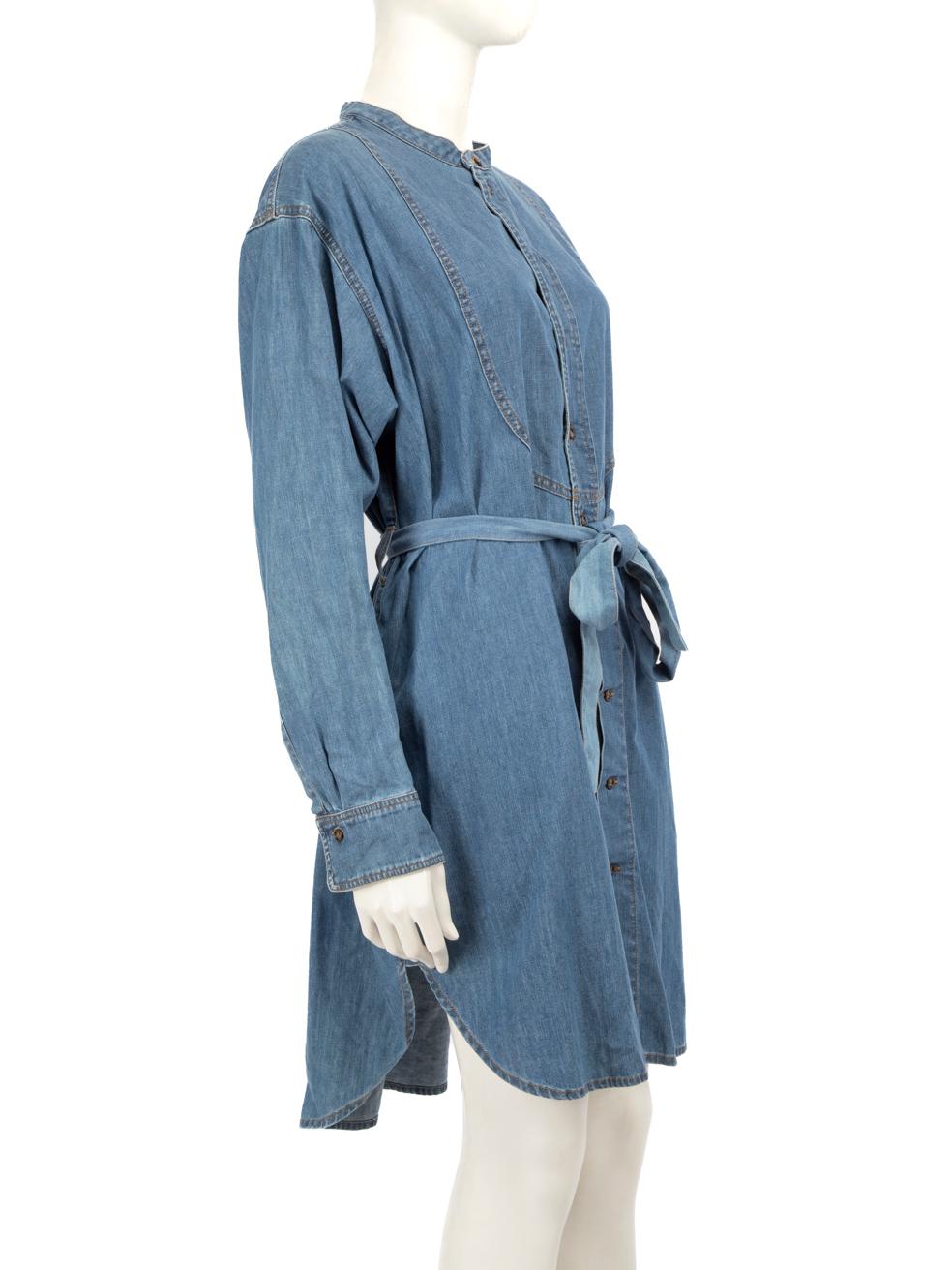El ESTADO es Muy bueno. Apenas se aprecia desgaste en el vestido en este artículo usado de reventa de la diseñadora Victoria Beckham.
 
 Detalles
 
 
 Azul
 
 Algodón
 
 Vestido
 
 Mini
 
 Mangas largas
 
 Trabillas
 
 Correa de cintura
 
 Cuello