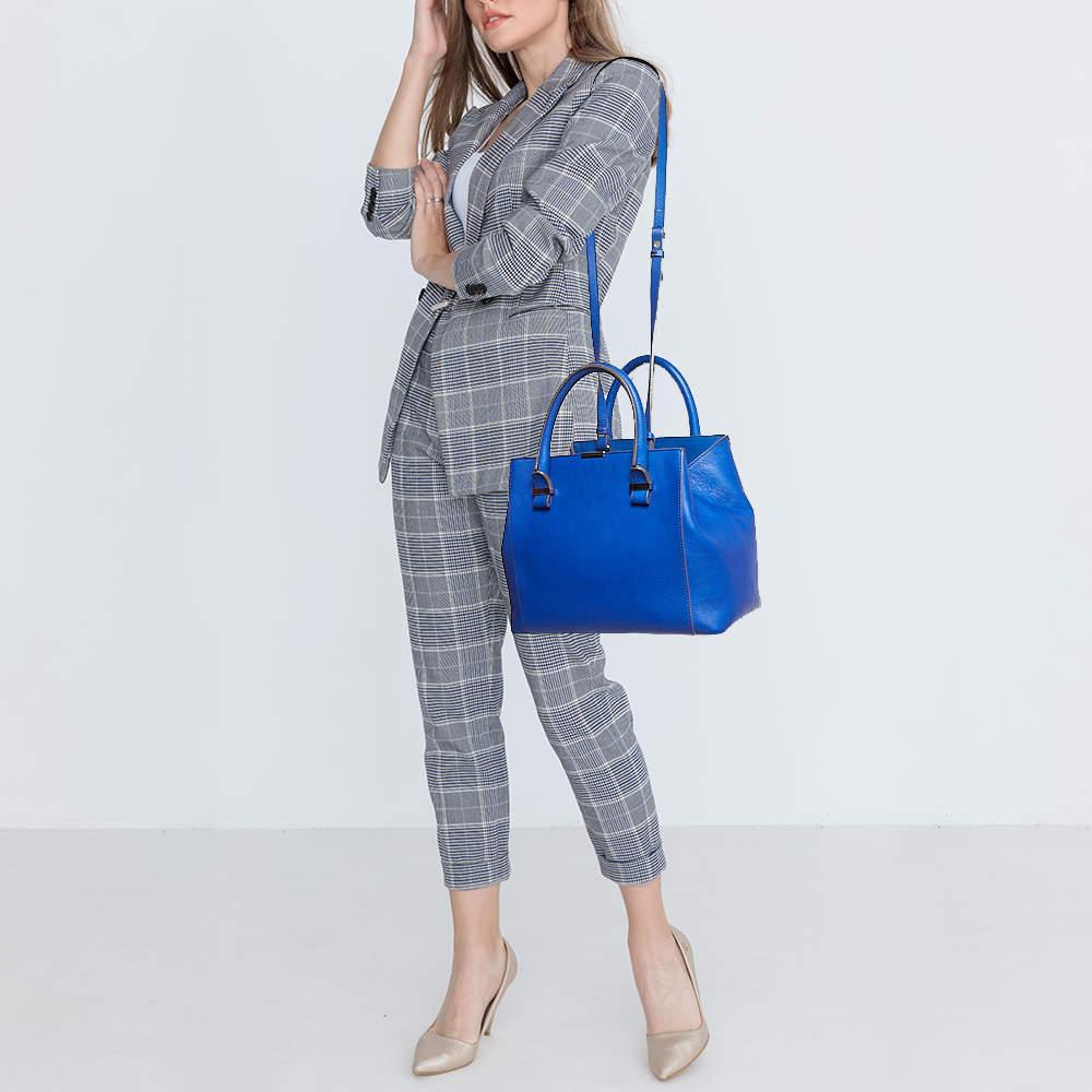 The architectural shape of this Victoria Beckham tote makes it distinct and fashionable. Made from premium materials, it can be carried around conveniently and it is equipped with a perfectly-sized interior.