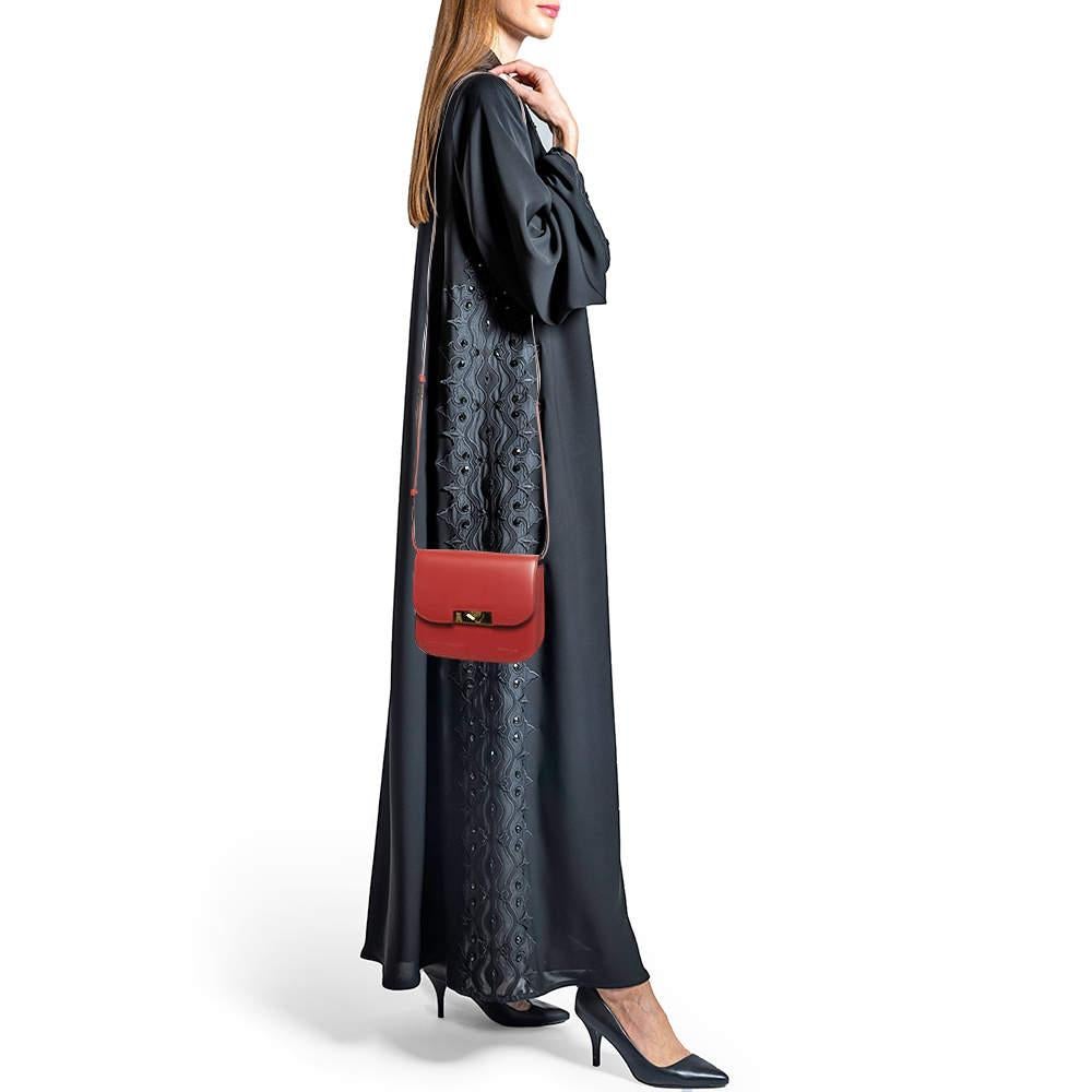 Die Tradition des Modehauses der Exzellenz  gepaart mit modernem Gestaltungswillen  macht diese Victoria Beckham-Tasche zu einem Unikat. Es ist ein fabelhaftes Accessoire für den täglichen Gebrauch.