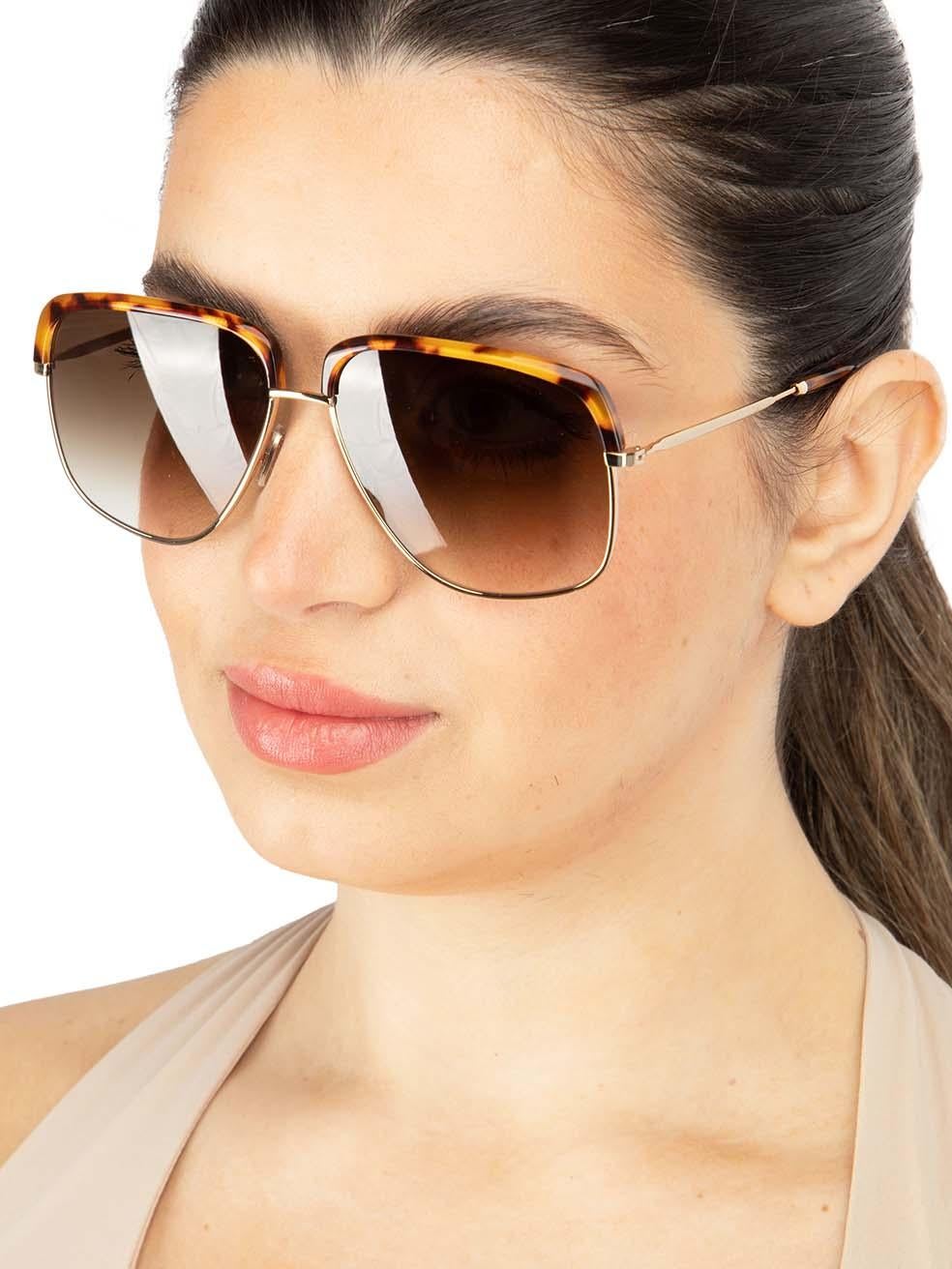 CONDITION is New with tags on this brand new Victoria Beckhamdesigner item. This item comes with original packaging.
 
 
 
 Details
 
 
 Model: VB201S 716
 
 Brown and Gold
 
 Metal and Acetate
 
 Square Eye Sunglasses
 
 Gold Metal and