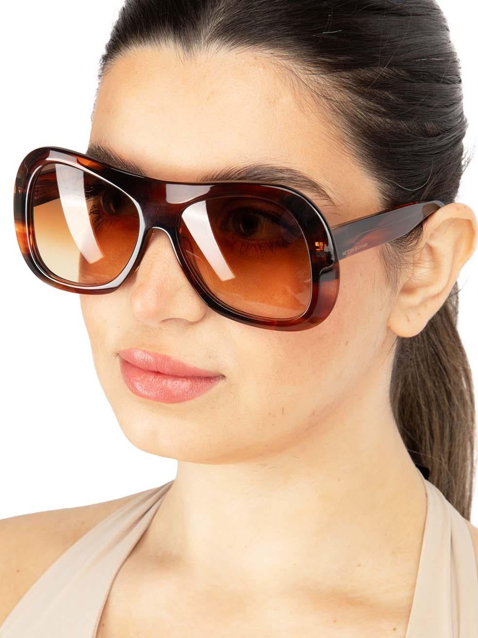 CONDITION is New with tags on this brand new Victoria Beckham designer item. This item comes with original packaging.
 
 
 
 Details
 
 
 Model: VB623S 617 59
 
 Brown
 
 Acetate
 
 Shield Eye Sunglasses
 
 Gradient Brown Lens
 
 Striped pattern
 
