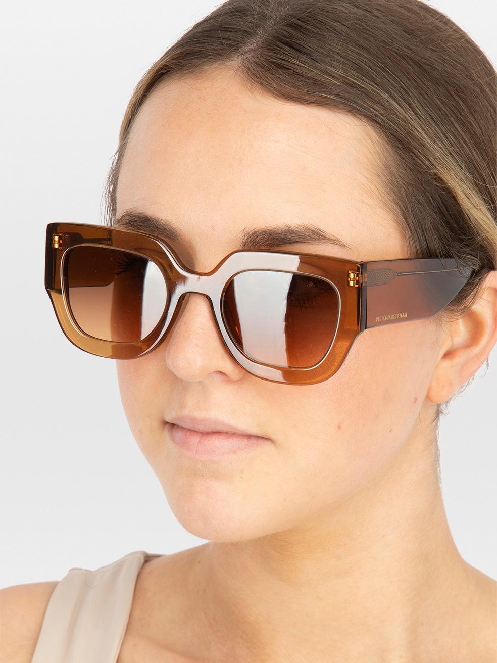 El ESTADO es Nuevo con etiquetas. No se aprecia ningún desgaste visible en las gafas de sol de este nuevo artículo de reventa de la diseñadora Victoria Beckham. Este artículo viene con el embalaje original.
 

 
 Detalles
 
 
 Model No: VB606S 342
