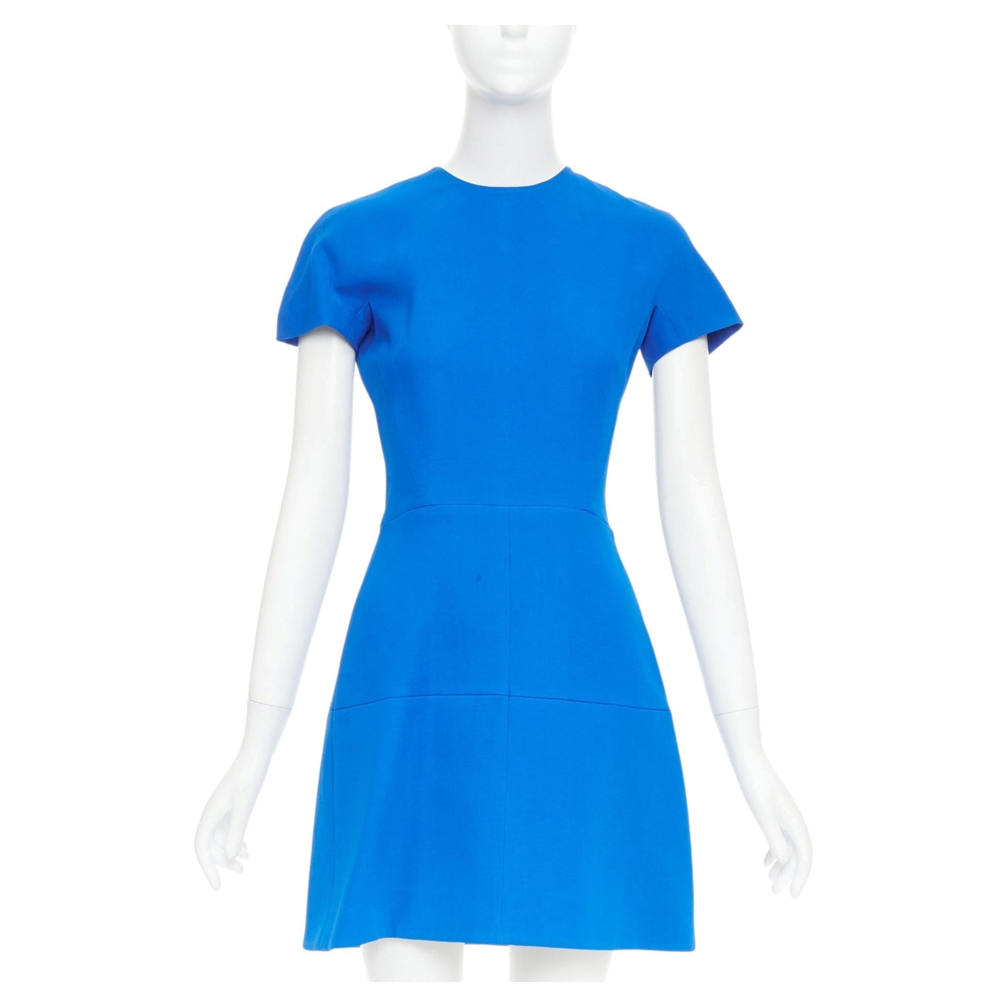 Victoria Beckham: abito da cocktail in seta blu cobalto con maniche ad aletta e struttura rigida, taglia UK 8 S