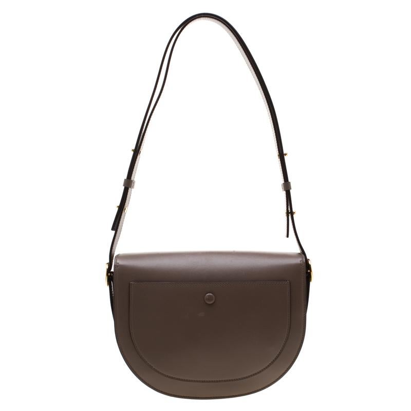 This Victoria Beckham Half Moon bag is sure to make you stand out and grab all the compliments! It is crafted from leather and features a simple structured silhouette. It flaunts gold-tone hardware and profiles a back pocket. It has a suede lined