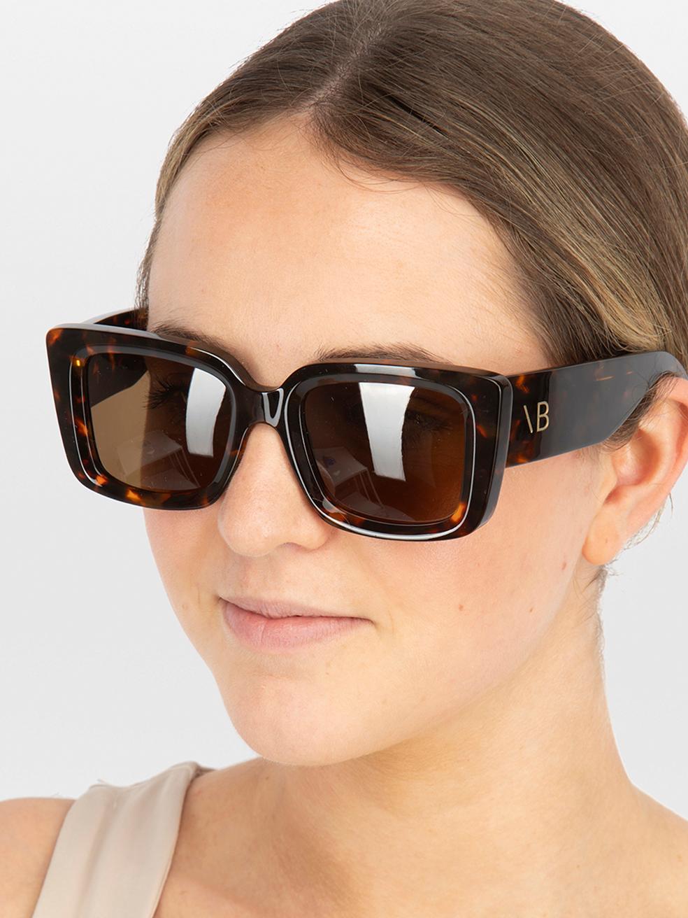 CONDITION is New with tags. No visible wear to sunglasses is evident on this new Victoria Beckham designer resale item. This item comes with original packaging.
 

 
 Details
 
 
 Model: VB653S 234
 
 Dark Havana
 
 Acetate
 
 Rectangle sunglasses
