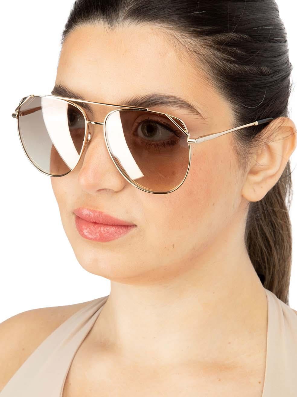 CONDITION is New with tags on this brand new Victoria Beckhamdesigner item. This item comes with original packaging.
 
 
 
 Details
 
 
 Model: VB 230S 714
 
 Gold
 
 Metal
 
 Aviator Eye Sunglasses
 
 Gradient Gold Lens
 
 Branding at the arms
 
