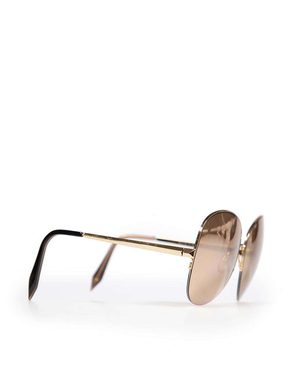 CONDIT ist sehr gut. Minimale Abnutzung der Sonnenbrille ist offensichtlich, gibt es leichte Kratzer auf die Arme dieser gebrauchten Victoria Beckham Designer Wiederverkauf Artikel. Dieser Artikel wird mit dem Originalkoffer geliefert.
  
 