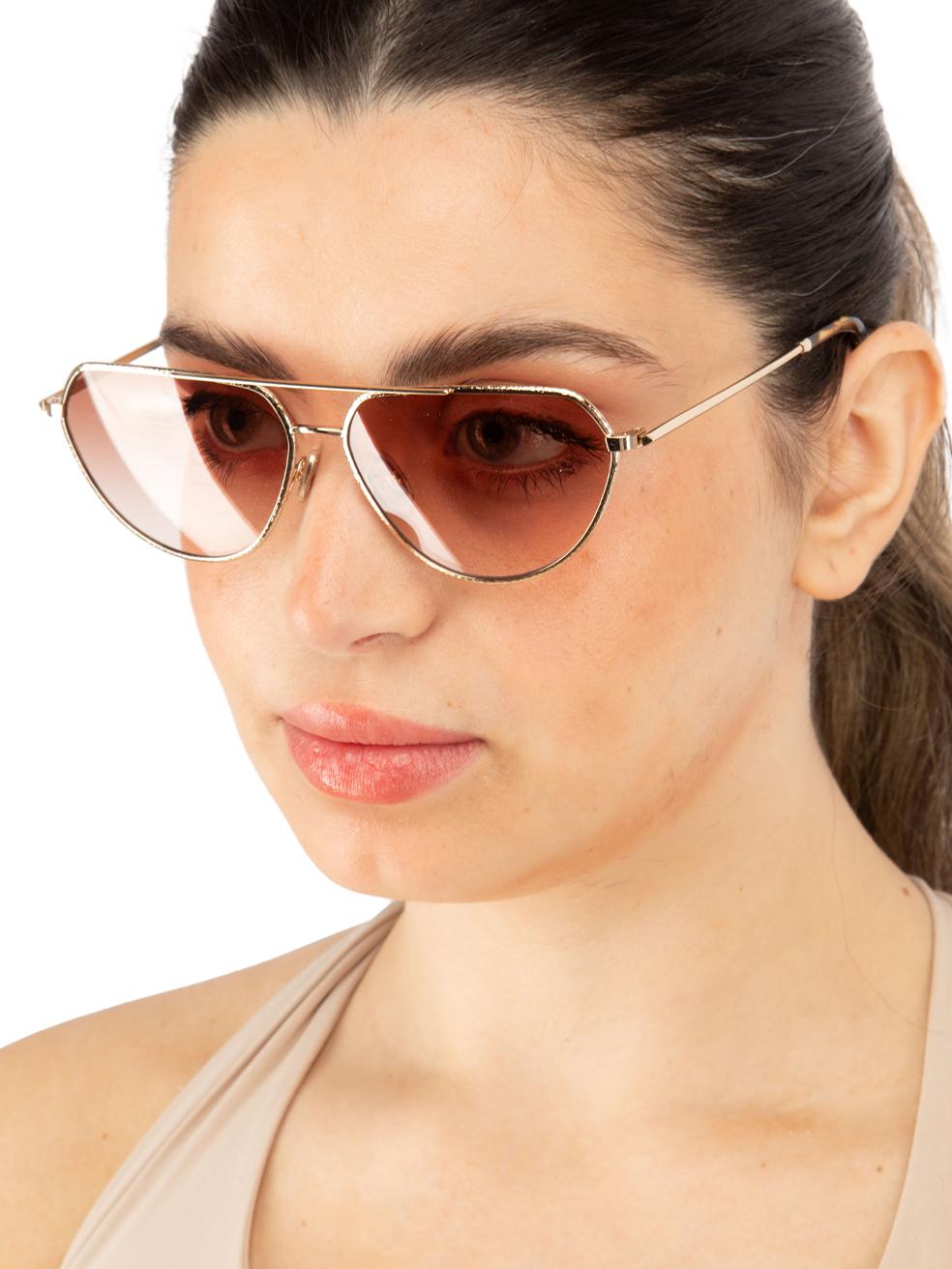 La CONDIZIONE è di nuovo con i cartellini su questo nuovo articolo firmato Victoria Beckham. Questo articolo viene fornito con la confezione originale.
 
 
 
 Dettagli
 
 
 Model No: VB221S 725 60
 
 Oro
 
 Metallo
 
 Occhiali da sole Aviator
 
