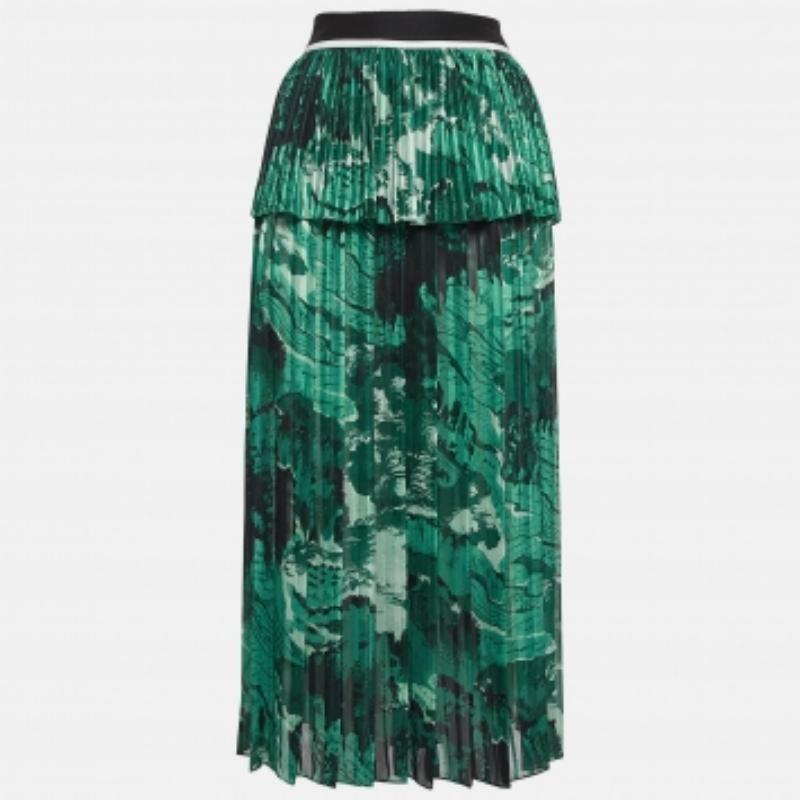 Dieser schöne Rock ist aus feinem Stoff genäht. Der bequeme Designer-Rock hat eine schmeichelhafte Silhouette. Kombinieren Sie es mit einem einfachen Oberteil und Riemchenschuhen für einen schicken Look.