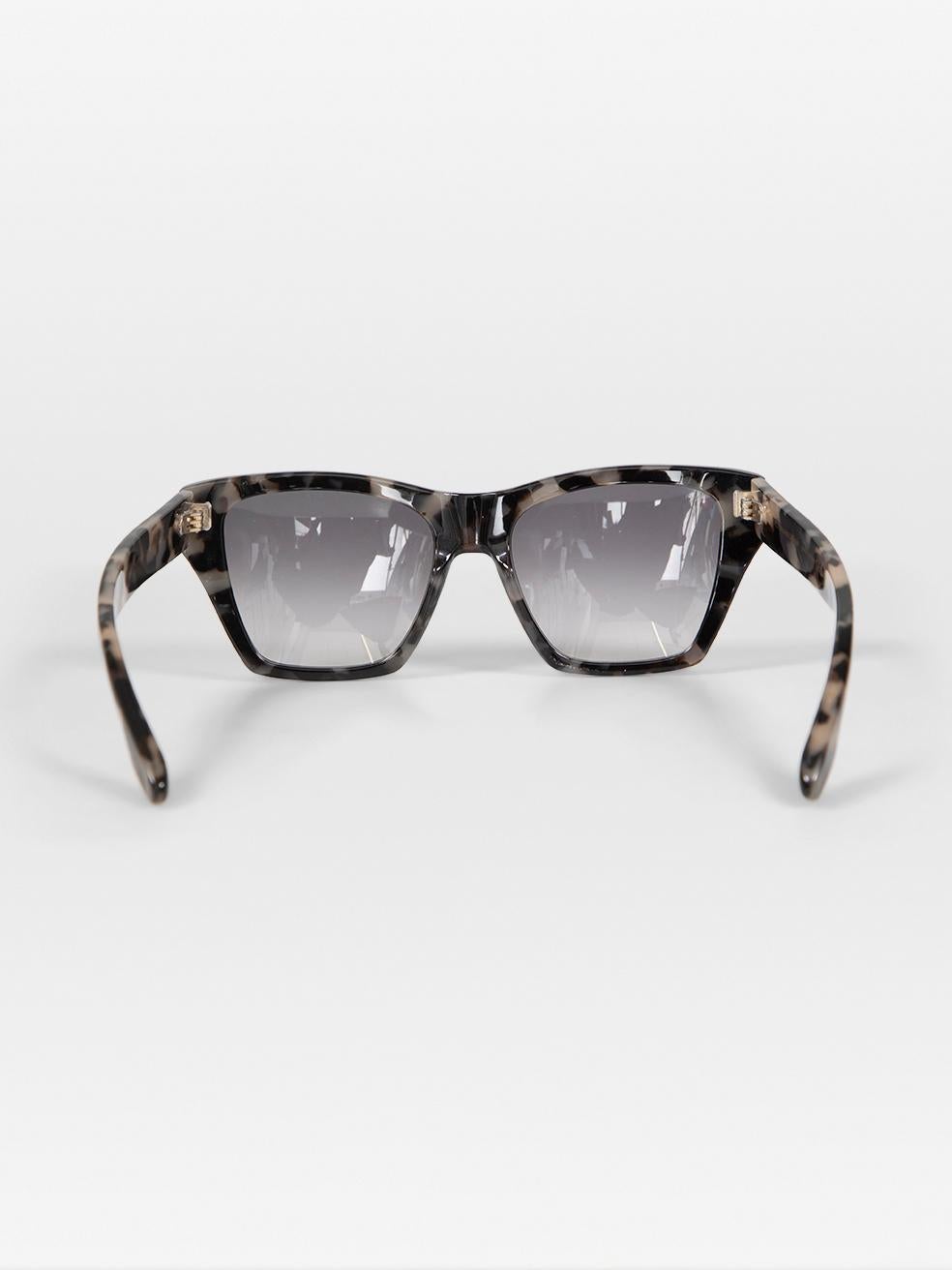Victoria Beckham Grey Havana Rectangle Sunglasses In New Condition For Sale In London, GB