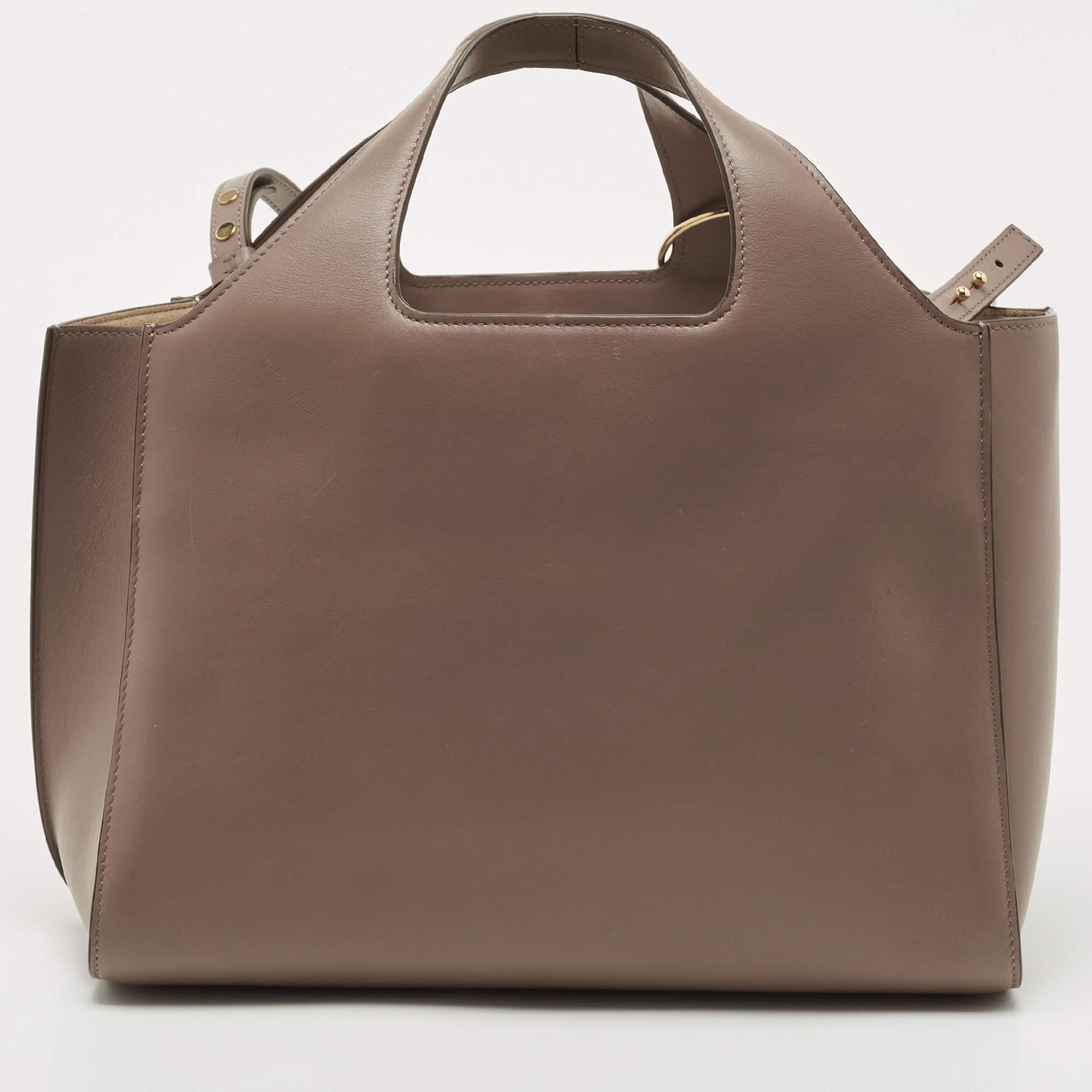 Be it your daily commute to work, shopping sprees, and vacations, a Victoria Beckham tote bag will never fail you. This designer creation is made to last and assist you in your fashion-filled days.

Includes: Original Dustbag, Info Booklet, Brand