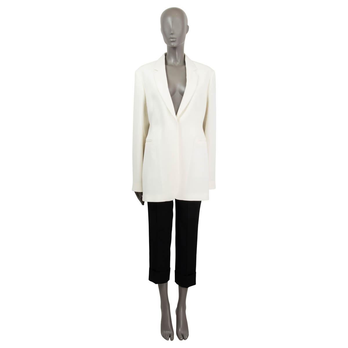 100% authentischer Victoria Beckham Krepp-Blazer aus elfenbeinfarbenem Triacete (70%) und Polyester (30%). Er hat eine taillierte Silhouette, ein Spitzenrevers und zwei Leistentaschen auf der Vorderseite. Schließt mit einem einzigen verdeckten