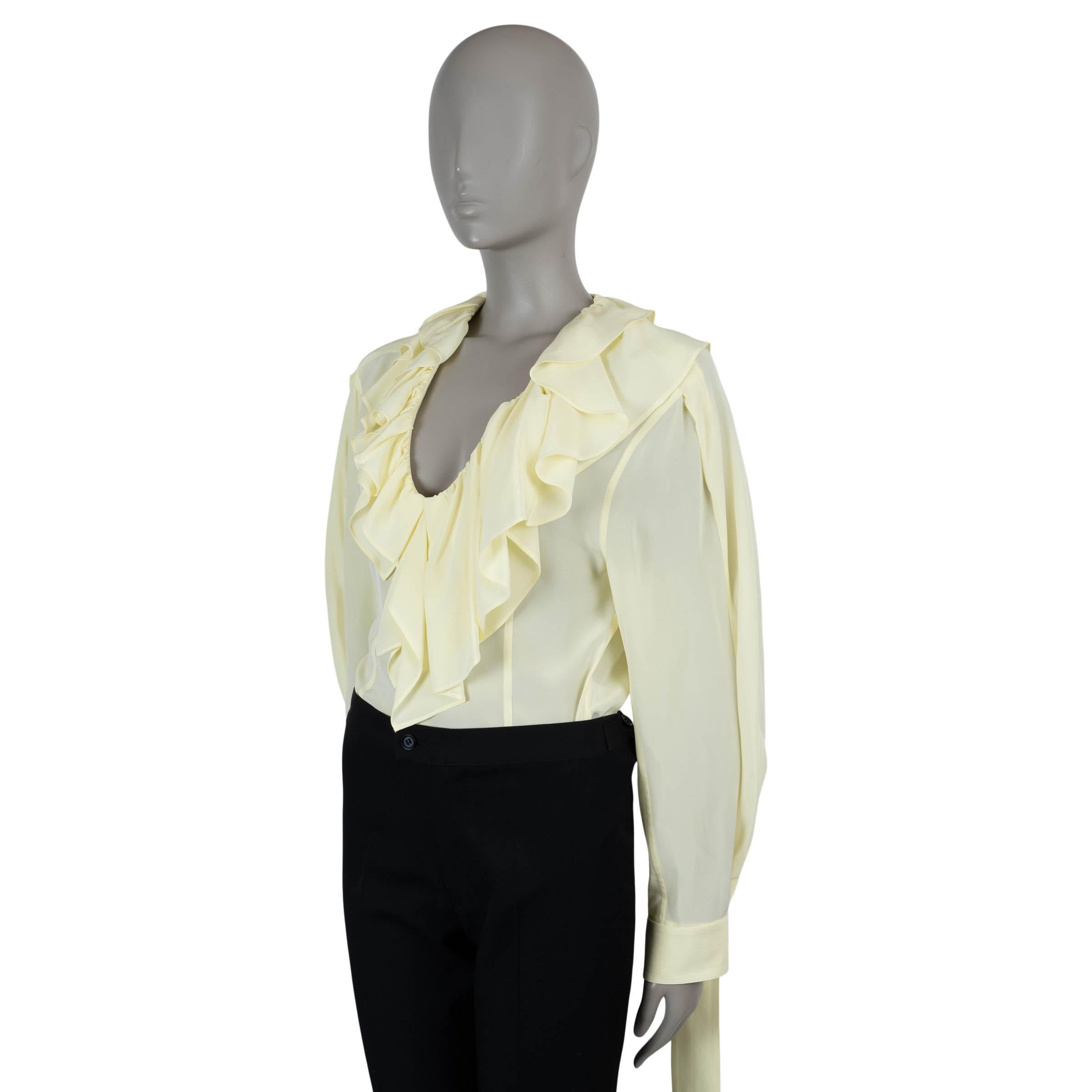 Cette blouse Victoria Eleg 100% authentique en crêpe de soie fluide jaune citron (100%) dégage une élégance féminine avec une touche de mouvement ludique. Conçue avec une silhouette décontractée et des épaules tombantes, elle présente une encolure