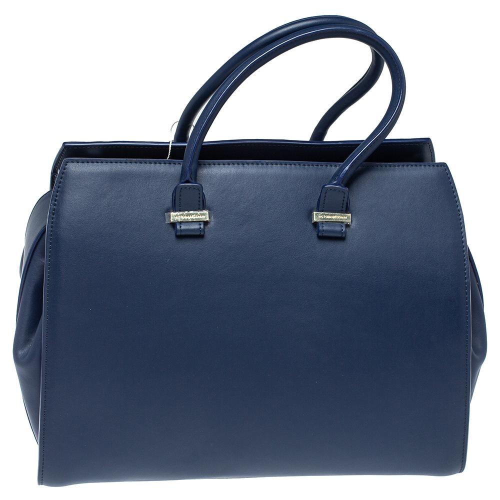 Designed to suit your style needs, this navy blue Liberty satchel from Victoria Beckham is crafted from leather. The well-organized canvas interior features pockets to safely hold your daily essentials. It is complete with double top