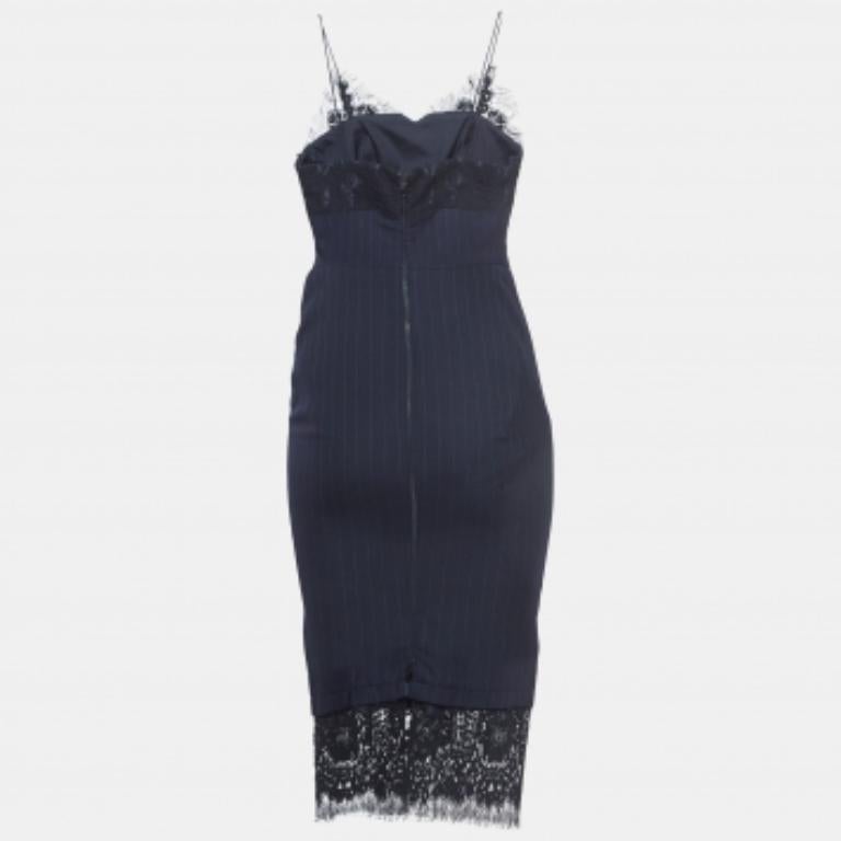 Die hohe Kunstfertigkeit und die feminine Silhouette dieses Designer-Kleides zeugen von der tadellosen Schneiderkunst des Labels. Es ist aus hochwertigen MATERIALEN genäht, hat eine gute Passform und lässt sich leicht mit schicken Accessoires,