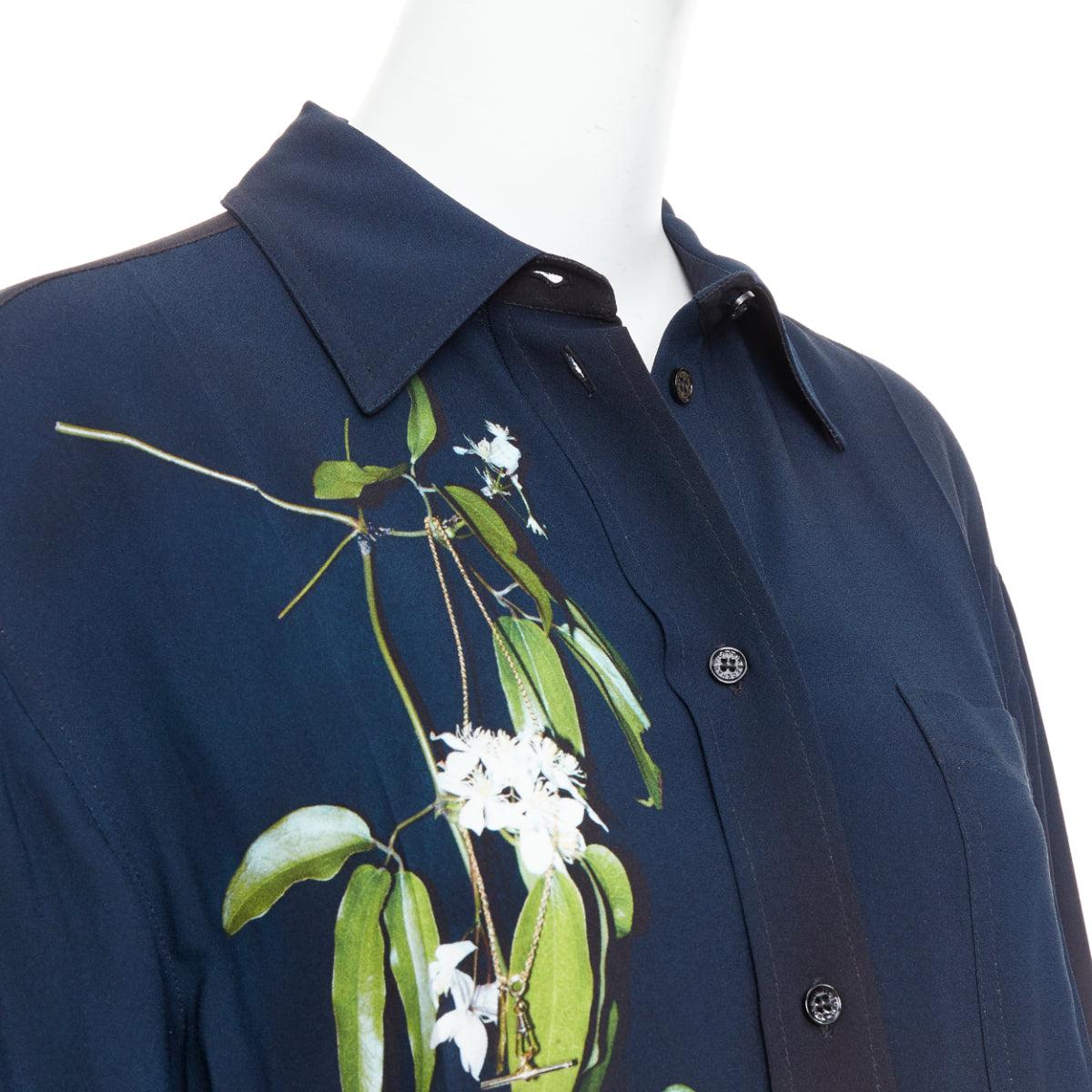 VICTORIA BECKHAM navy ombre Blumendruck Pyjama Shirt Top UK6 XS
Referenz: JACG/A00211
Marke: Victoria Beckham
Designer: Victoria Beckham
MATERIAL: Viskose
Farbe: Marineblau, Schwarz
Muster: Floral
Verschluss: Knopf
Zusätzliche Details: Floraler