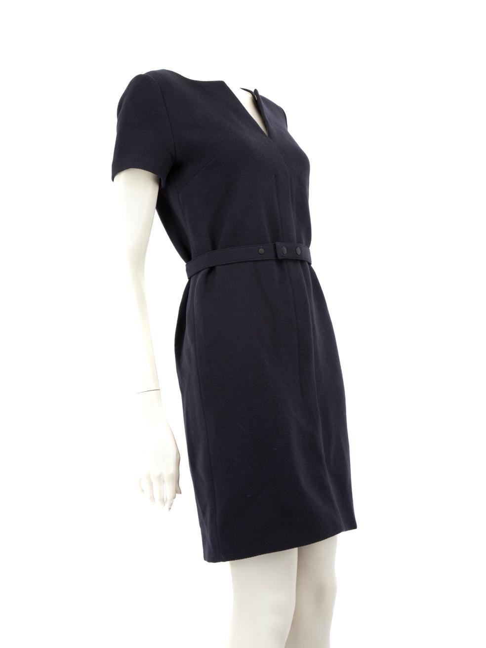 L'ÉTAT est très bon. L'usure minimale de la robe est évidente. Marques minimes le long des aisselles sur cet article de revente d'occasion de Victoria Beckham.
 Détails
 Marine
 Laine
 Robe
 Mini
 Manches courtes
 V.I.I.
 Ceinture détachable et