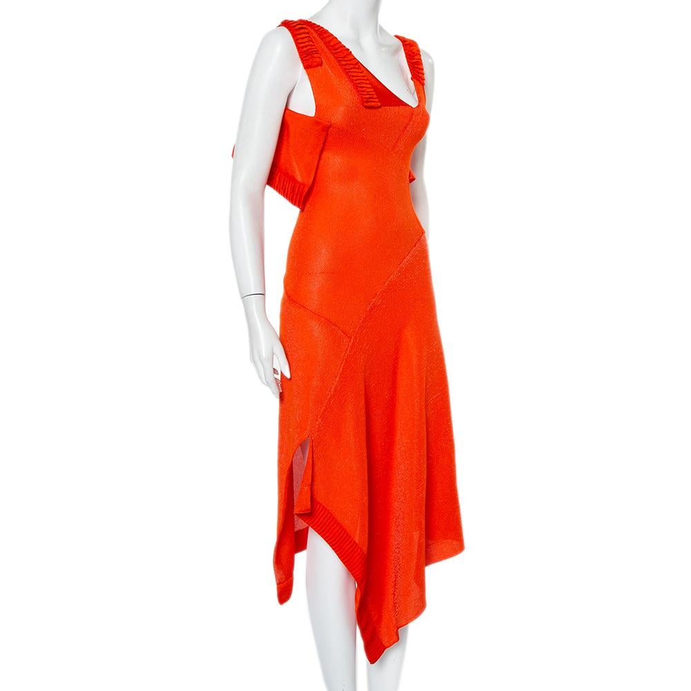This impressive Victoria Beckham attire is a go-to pick in your trousseau for special occasions. A chic orange dress like this requires minimal effort to look like a million bucks. A fine balance of comfort and style, this knit dress is a closet
