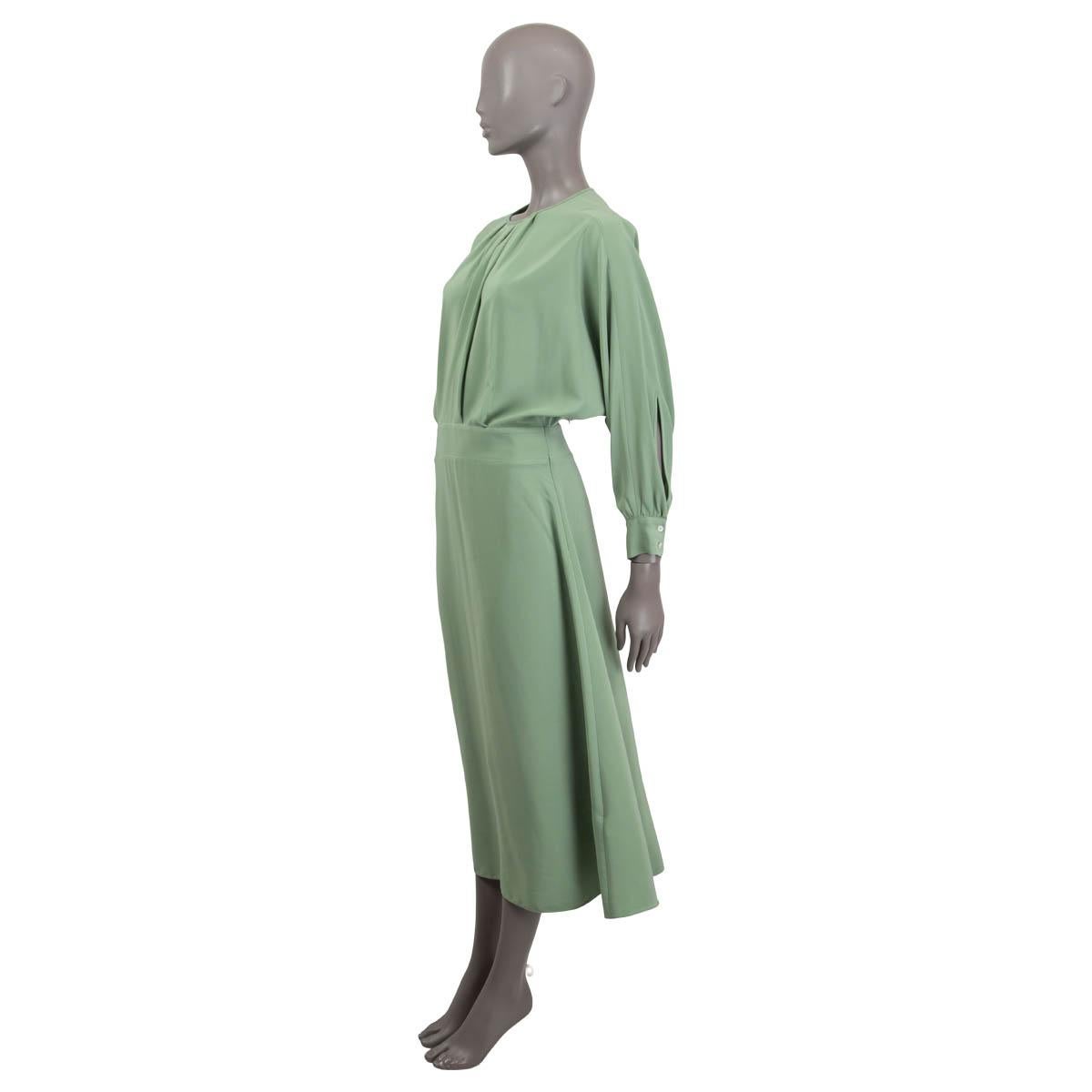 100% authentic Victoria Victoria Beckham pleated midi dress in light green polyester (64%) and viscose (36%). Features long raglan dolman sleeves (sleeve measurements taken from the neck) and buttoned cuffs. Opens with a hook at the back and zipper