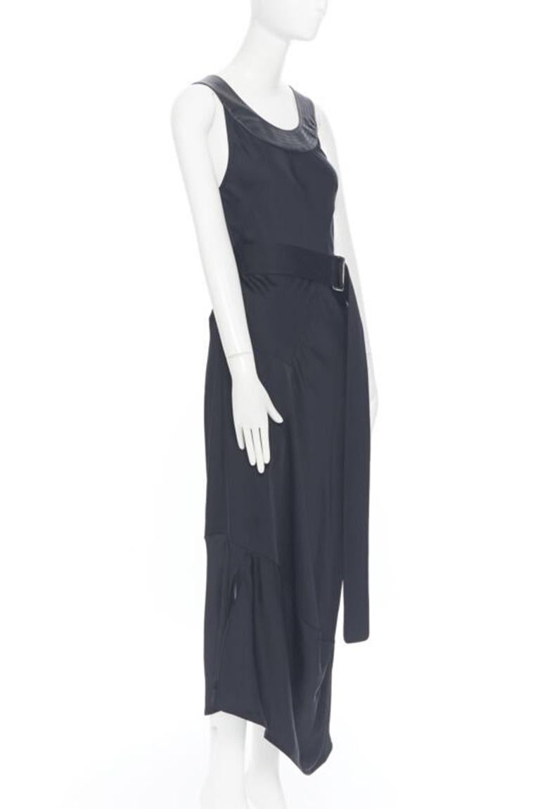 VICTORIA BECKHAM Laufsteg schweres Satin-Lederkragenkleid mit Gürtel und Schrägschnitt UK8 S im Zustand „Neu“ im Angebot in Hong Kong, NT