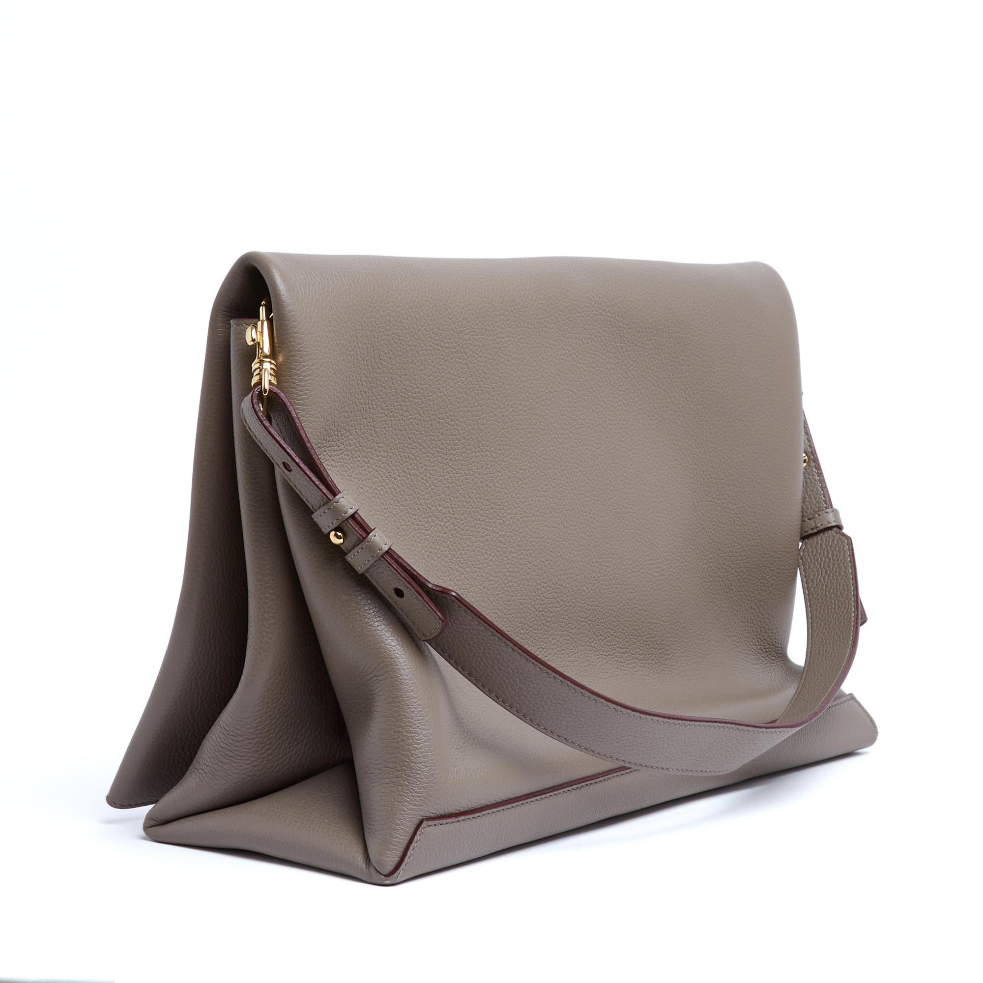 Victoria Beckham Sac étoupe Jumbo taupe Leather Maxi Chain Pouch Shoulder Bag For Sale 2