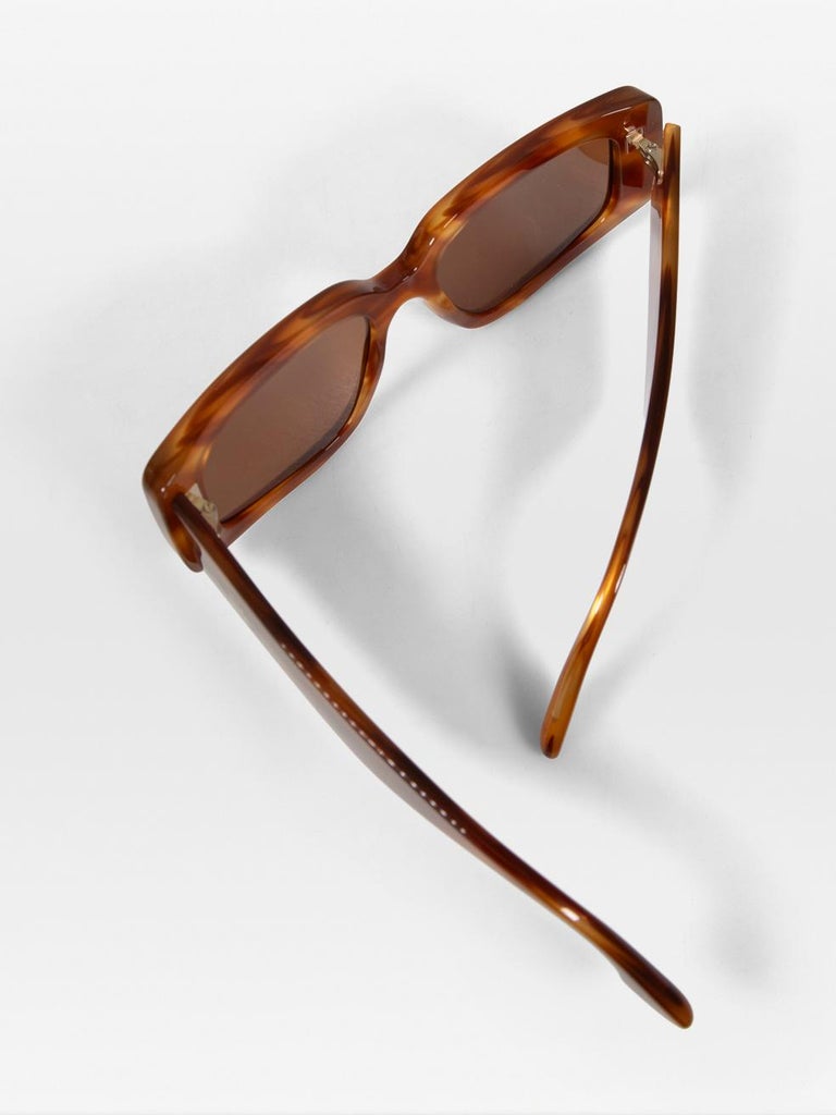 Victoria Beckham Striped Blonde Havana Tinted Sunglasses at  display picture 2