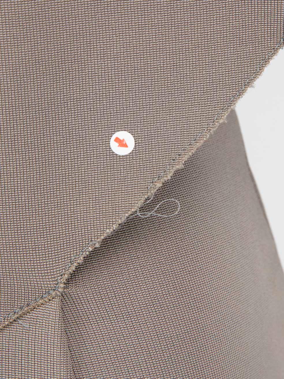 Victoria Beckham - Robe à manches asymétriques taupe, taille S en vente 4