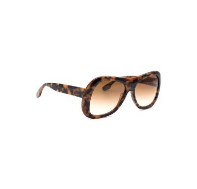 Victoria Beckham tortoiseshell acetate oversize VB623S Sunglasses

-Yellow/brown gradient lens, and tortoiseshell effect oversize frame
-100% UV protection

Material: 
Acetate 

Made in Italy 

PLEASE NOTE, THESE ITEMS ARE PRE-OWNED AND MAY SHOW