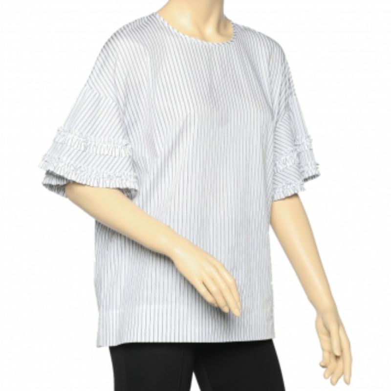 Ce haut Victoria Beckham ajoutera une touche décontractée et féminine à votre look. Confectionné en coton rayé blanc, il présente un col rond et des manches élégantes. Associez-le à un pantalon et à des talons aiguilles pour un effet chic.