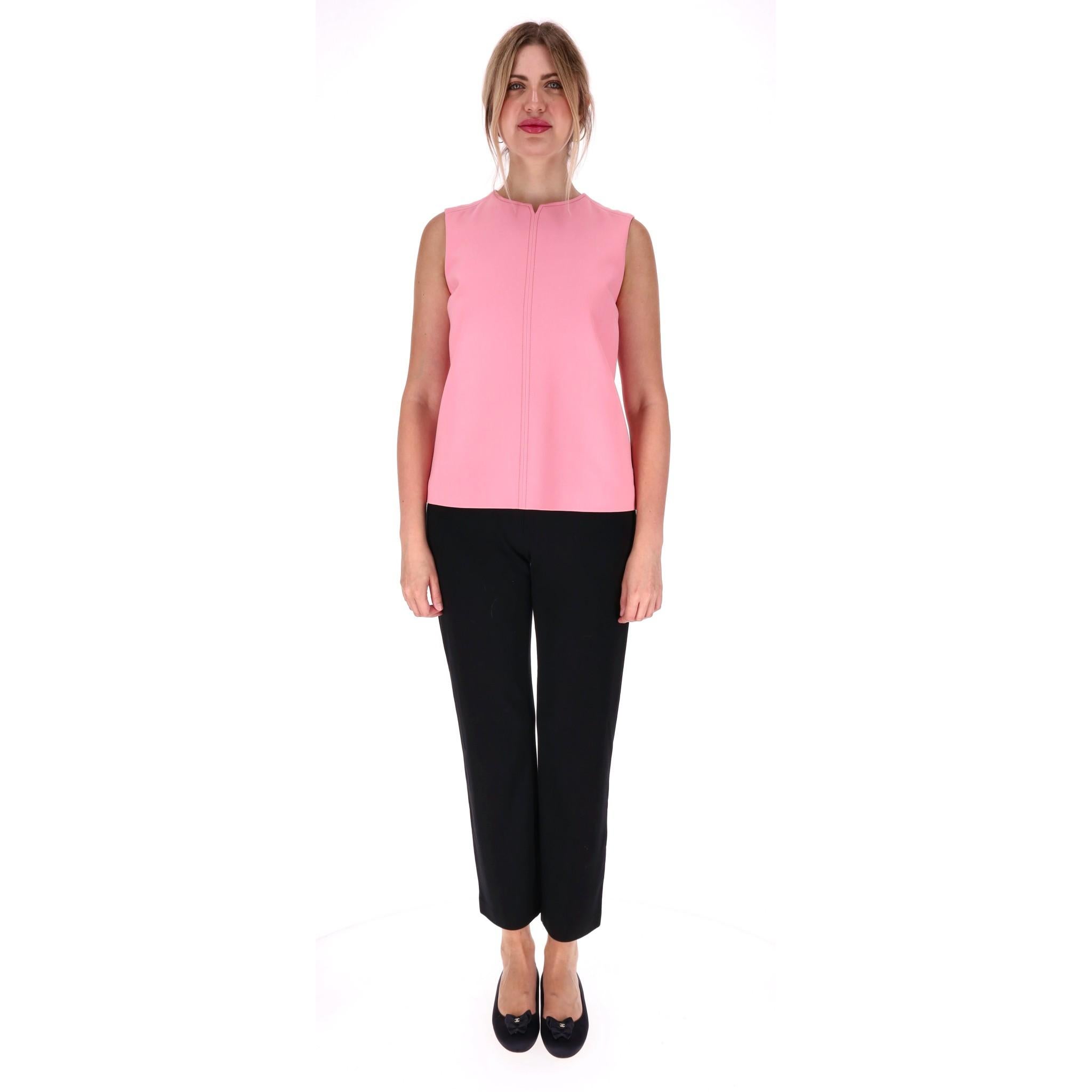 Victoria Beckham Top aus Wollmischung

Hellrosa Bluse aus Wollgemisch mit schwarzem und weißem Ripsband an den Seiten.

Mit kastenförmiger Silhouette, V-Ausschnitt und Reißverschluss auf der Rückseite. Mit Seide gefüttert.

Größe - 10UK

Zustand -