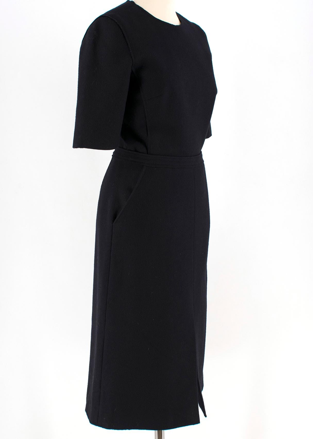 Victoria Beckham Wool Navy Shift Midi Dress

- navy wool midi dress
- shift bodycon silhouette
- short sleevs
- contrasting golden ton zip fastening to the back
- round neckline neckline 
- front cutout to the bottom 
- two front slip pockets