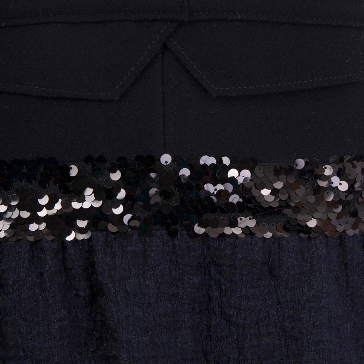 VICTORIA BECKHMA SEQUIN DROP WAIST Kleid aus schwarzer und marineblauer Wolle, 10 S im Angebot 2