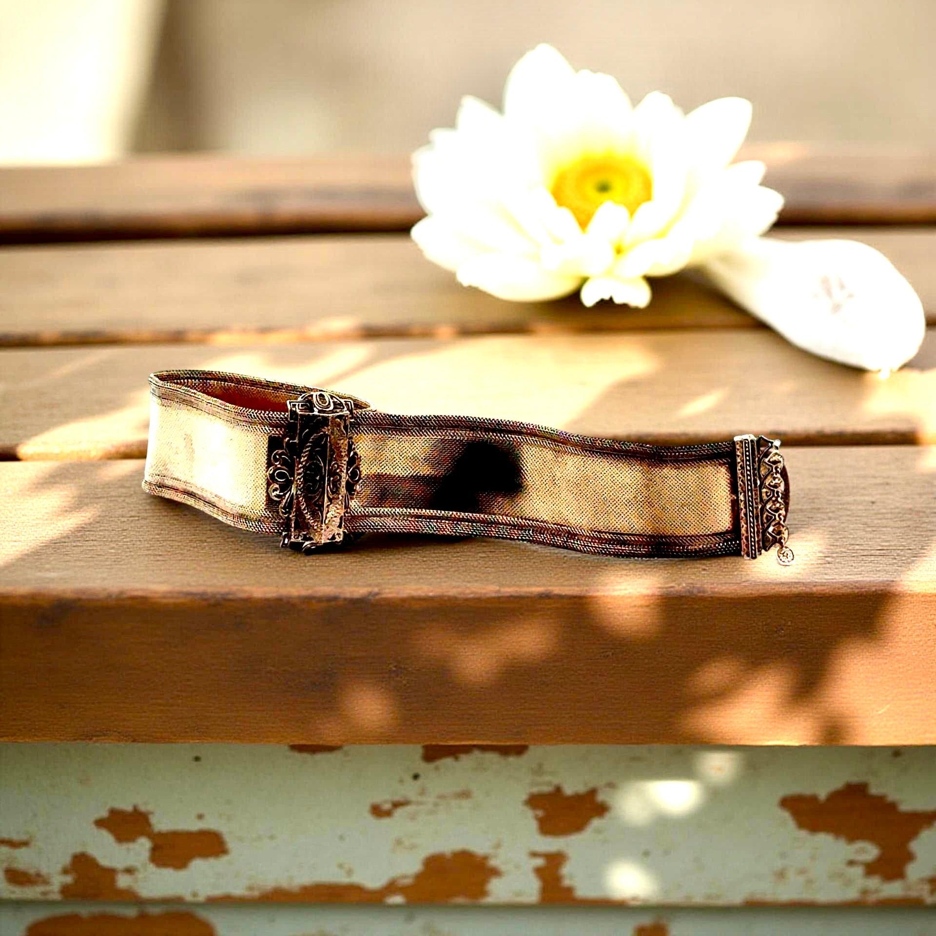 Victoria Bracelet coulissant en émail noir et or jaune 14K Bon état - En vente à Derby, NY