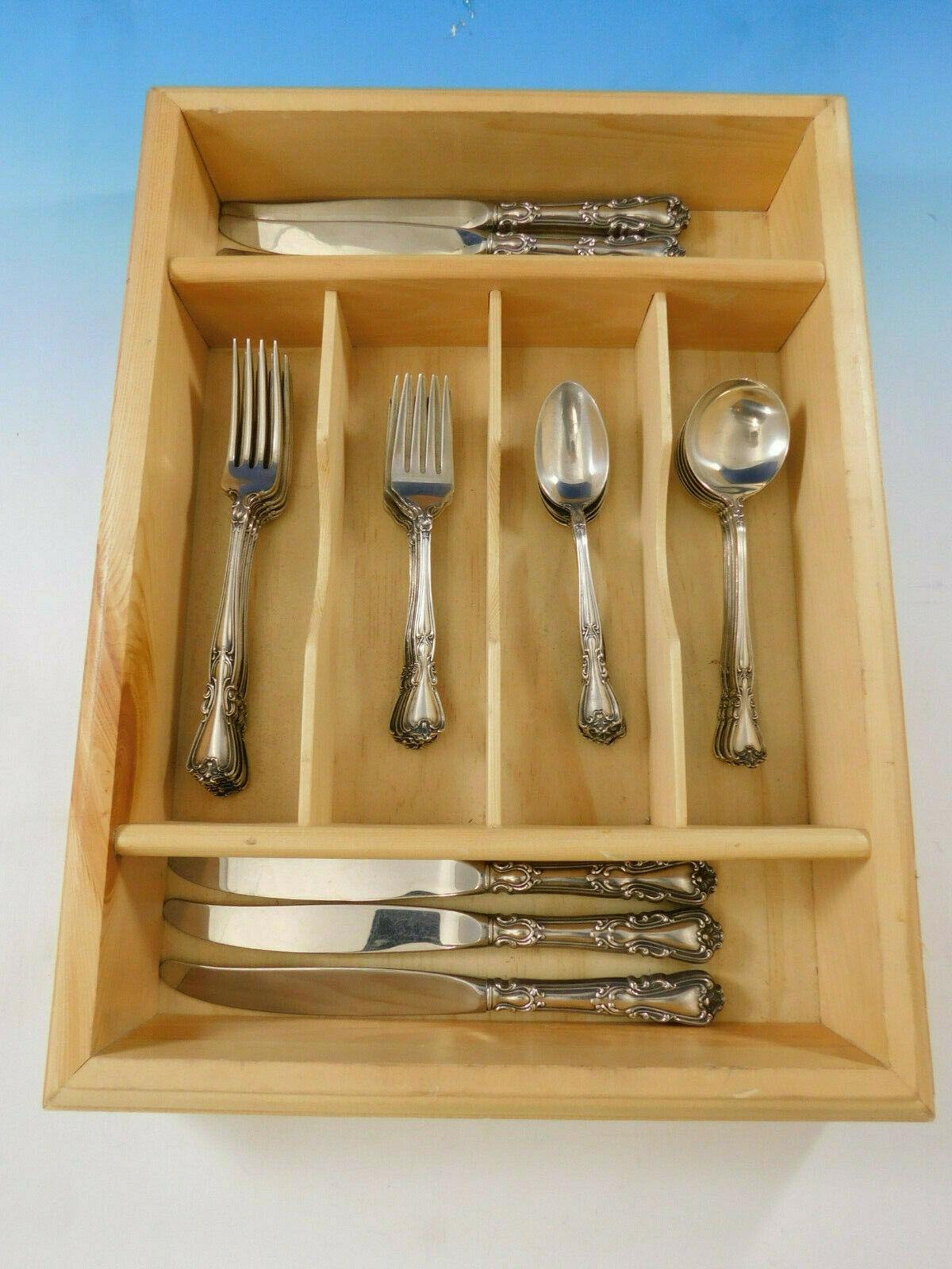 Victoria by Watson-Wallace, introduced in the year 1900, sterling silver Flatware set, 30 pieces. This set includes:

 6 knives, 8 7/8
