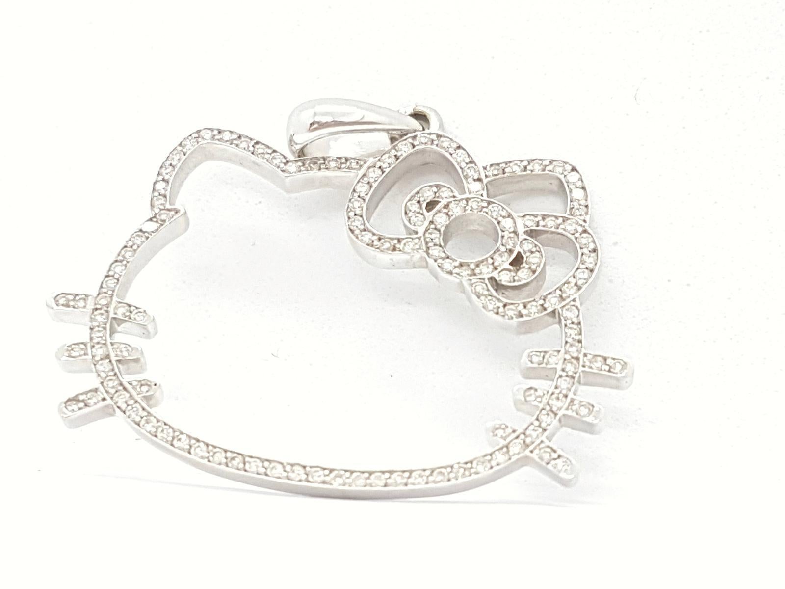 Victoria Casal Collier pendentif Hello Kitty en or blanc et diamants en vente 2